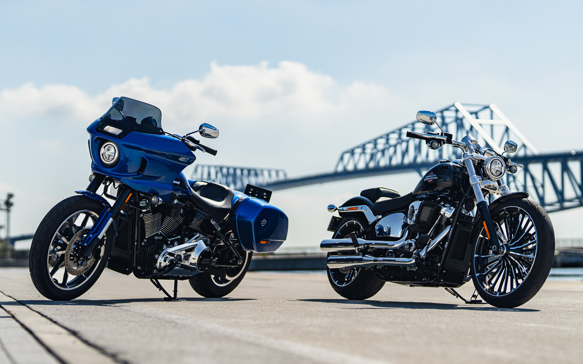 ハーレーダビッドソンの2025年モデル「ローライダーST」（左）「ブレイクアウト」（右）