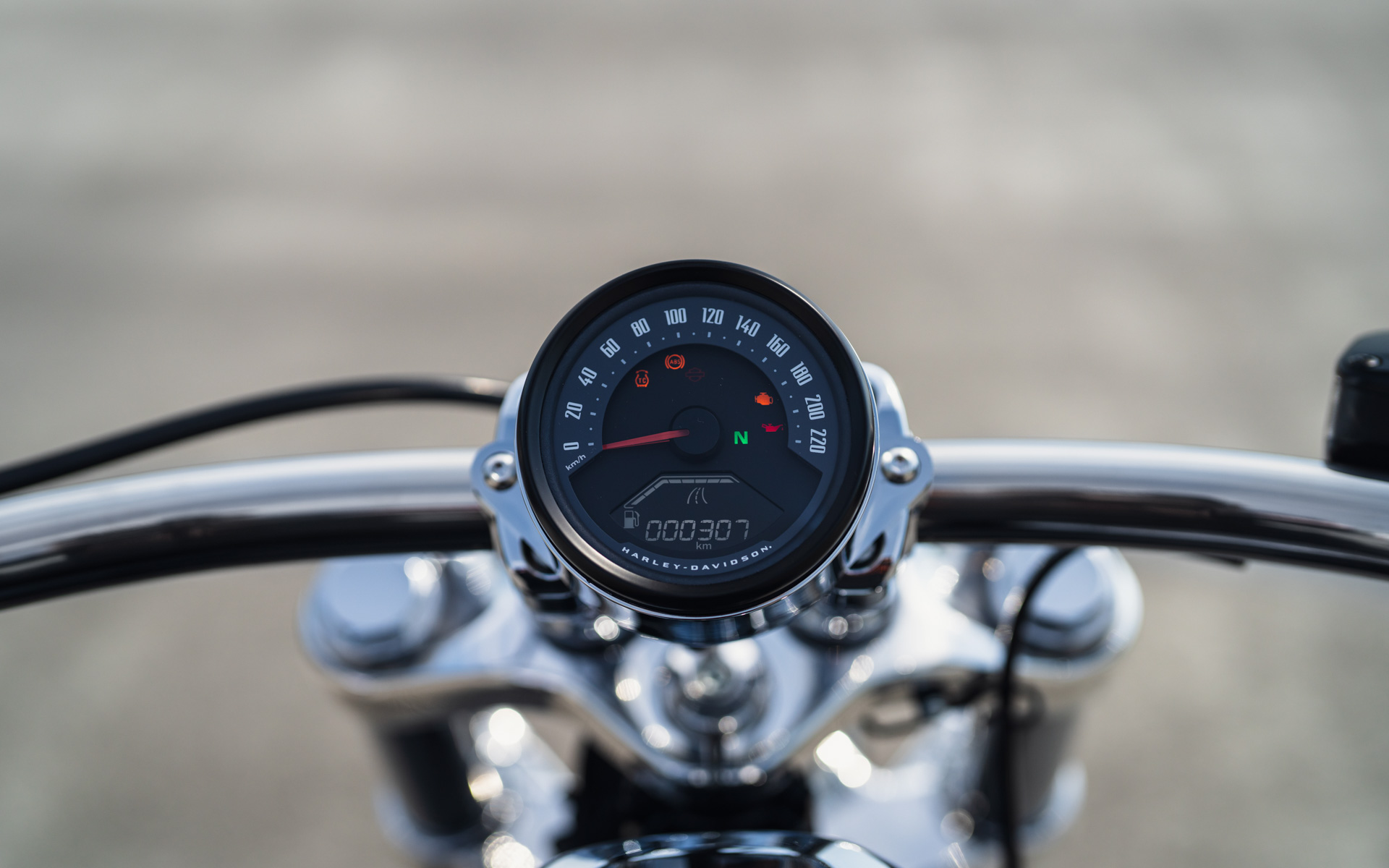 2025年モデルには多機能デジタルディスプレイを内蔵したアナログスピードメーターが装着された