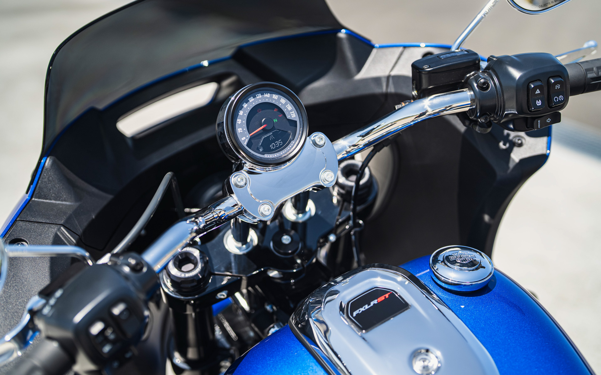 2025年モデルには多機能デジタルディスプレイを内蔵したアナログスピードメーターが装着された