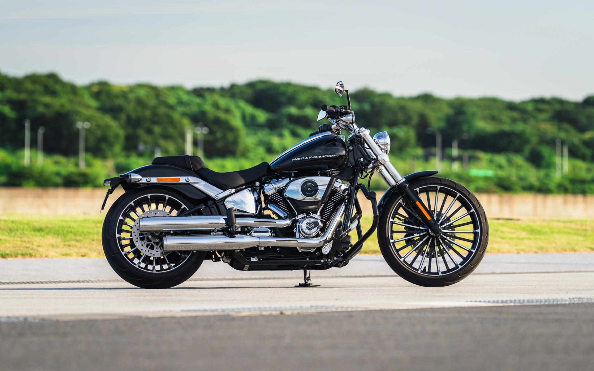 ブレイクアウトのシート高は665mm（非積載時）