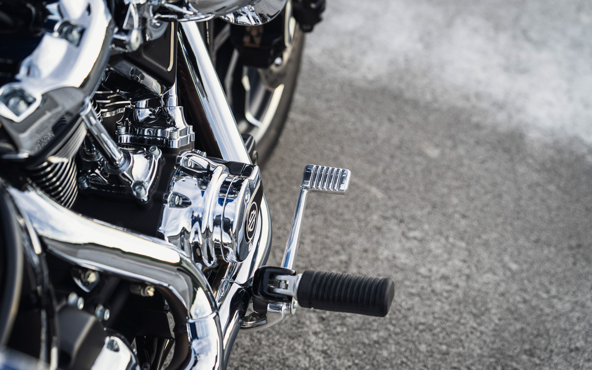 ローライダーSTのブレーキペダルとステップの配置