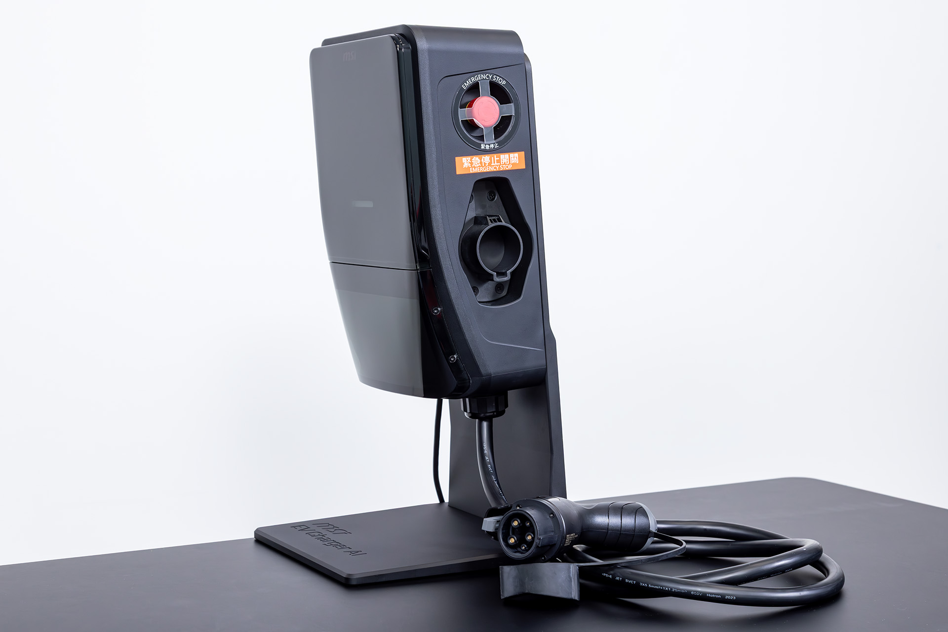 MSIの充電器の安心ポイント。非常停止ボタンが分かりやすく右側に付いていること