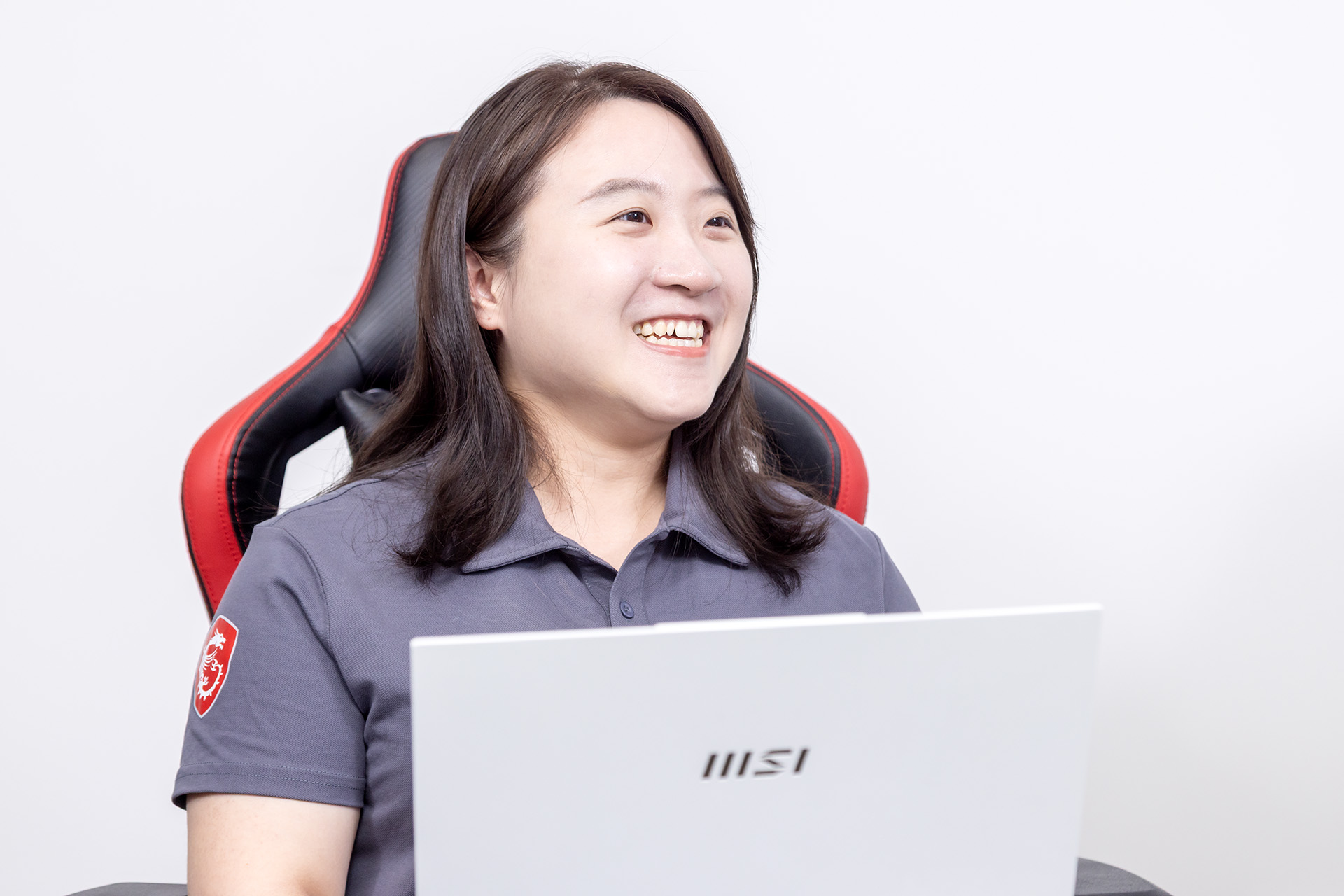 EV Lifeの環境対応の広さを説明するEVSE営業部マーケティング課の廖詩涵氏