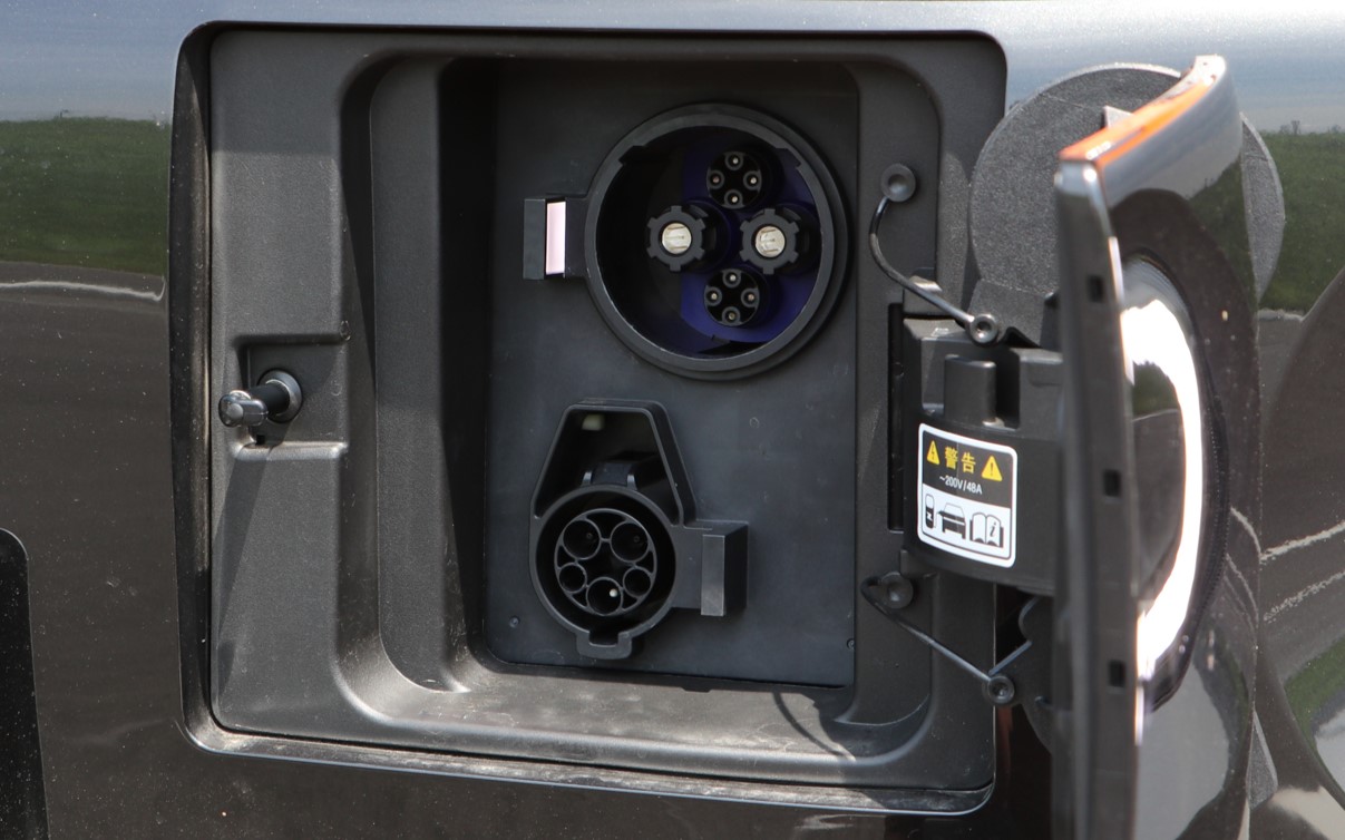 上が急速充電用のCHAdeMO（チャデモ）充電ポート。下が普通充電用の充電ポート