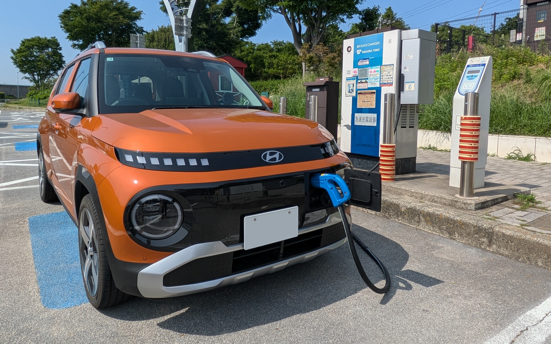 高速道路のサービスエリアなどに設置されている急速充電器