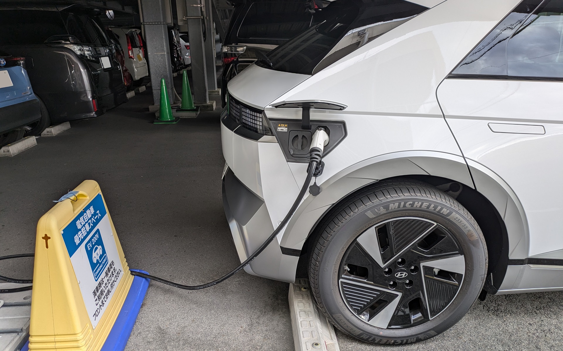 ホテルなど一部施設では200Vの普通充電器を備えている場合もある