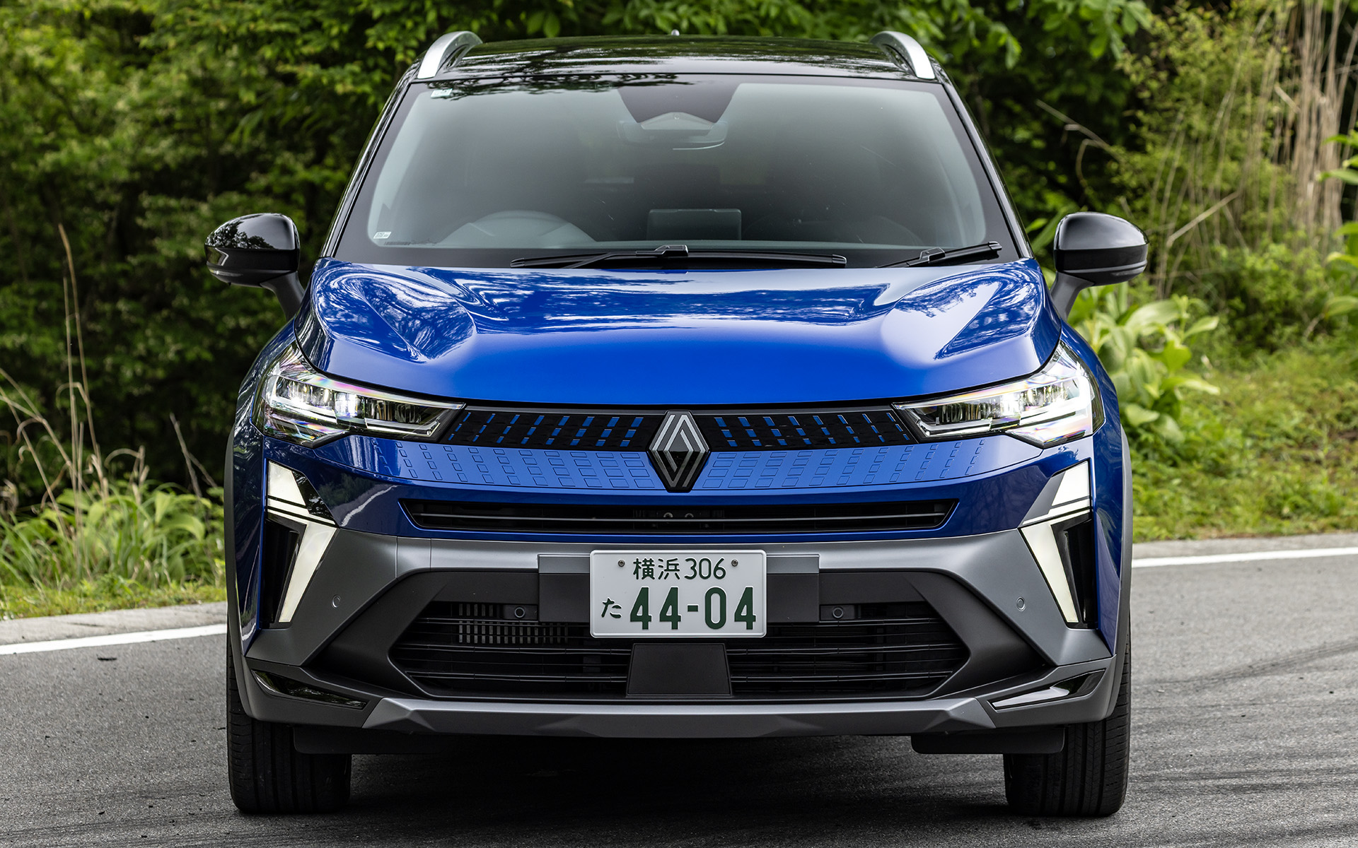 ジル・ヴィダル氏の新しいデザインテイストを反映したフロントグリル。LEDデイタイムランプはブランドロゴからインスピレーションを得た縦長のハーフダイヤモンド型とした。リアはバンパーアンダープロテクターを新デザインとしたほか、LEDテールランプをクリアレンズ化した