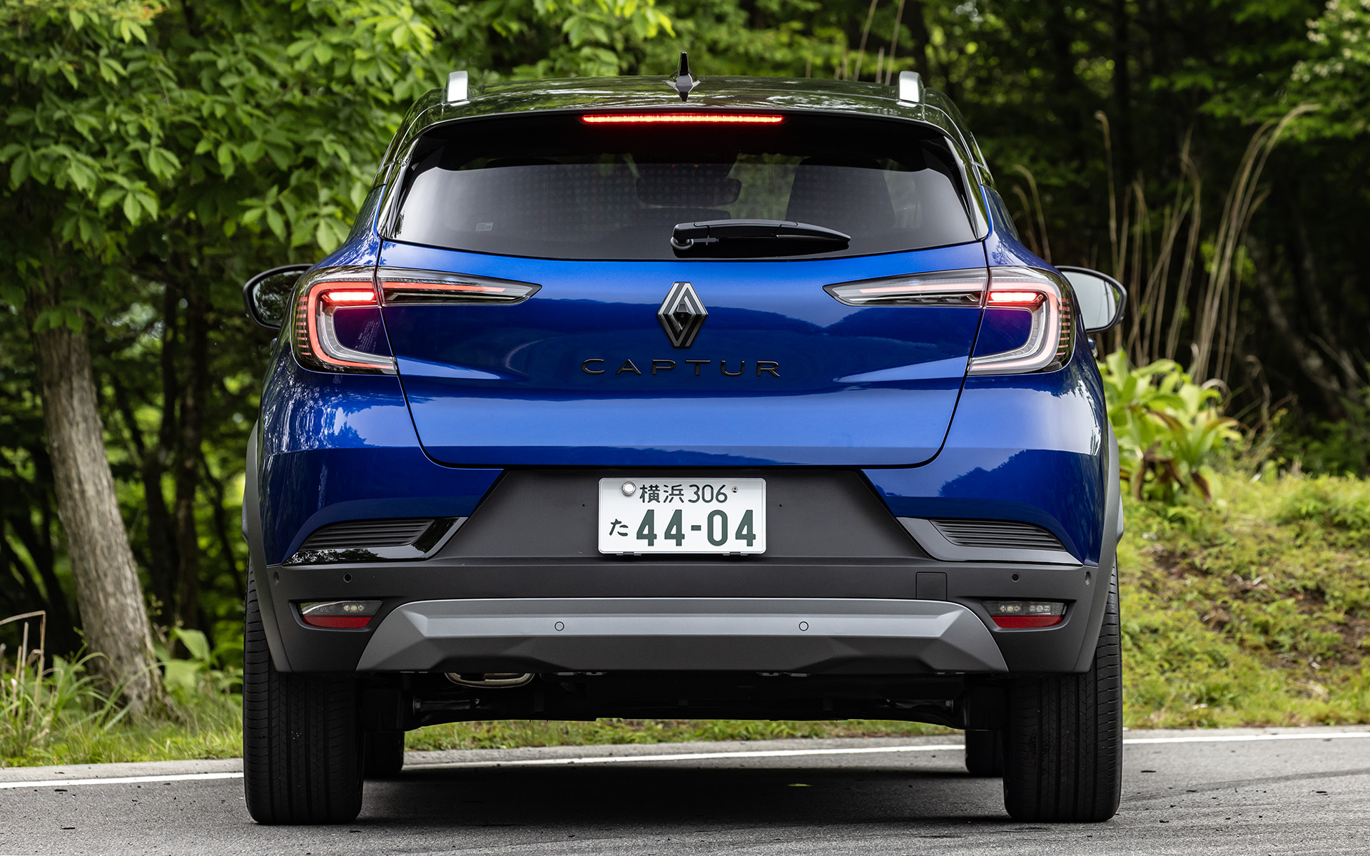 ジル・ヴィダル氏の新しいデザインテイストを反映したフロントグリル。LEDデイタイムランプはブランドロゴからインスピレーションを得た縦長のハーフダイヤモンド型とした。リアはバンパーアンダープロテクターを新デザインとしたほか、LEDテールランプをクリアレンズ化した