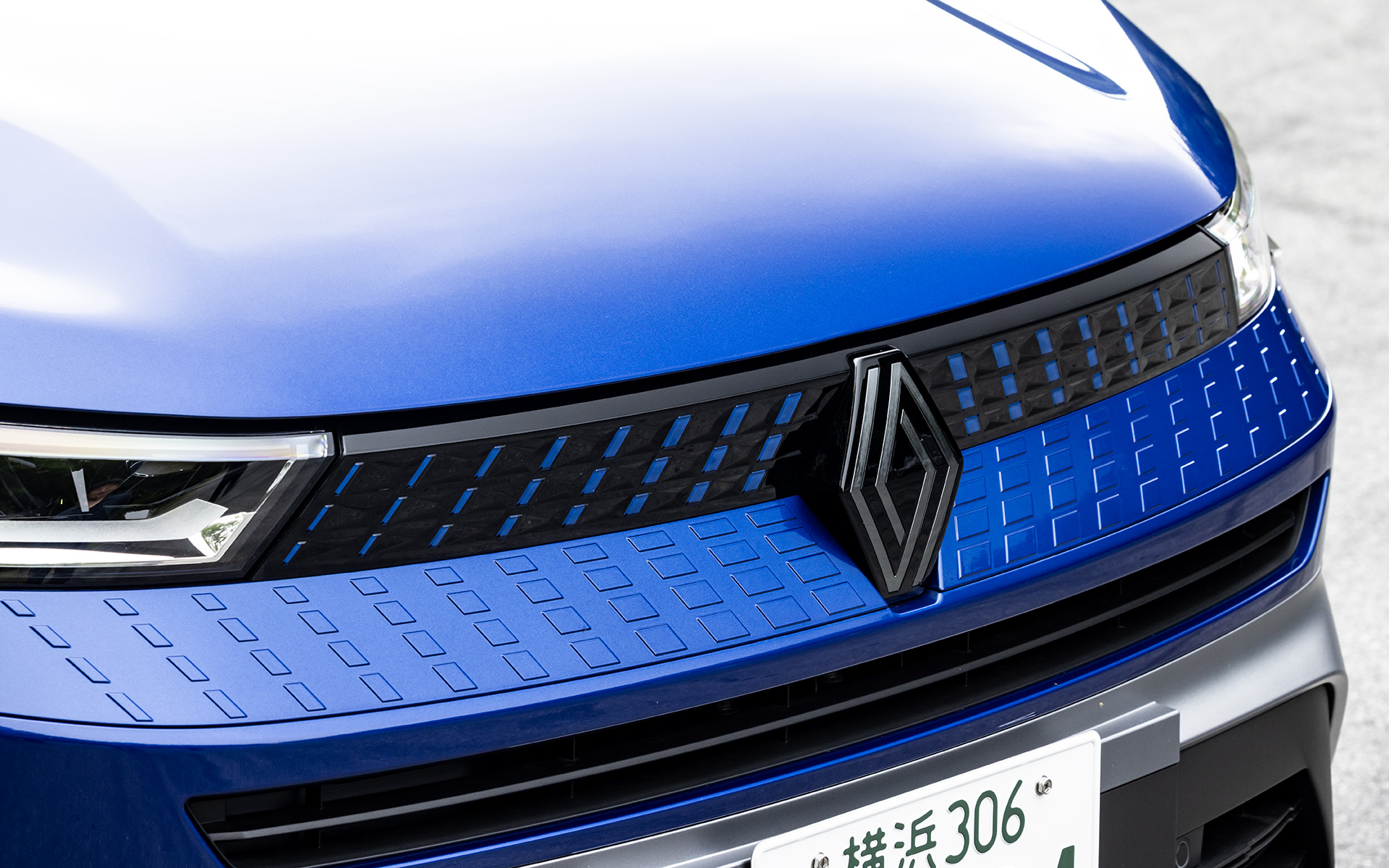 ロザンジュのルノーロゴから波模様が広がるように配置されるブロック模様には、透け感のあるポリカーボネート素材を使用