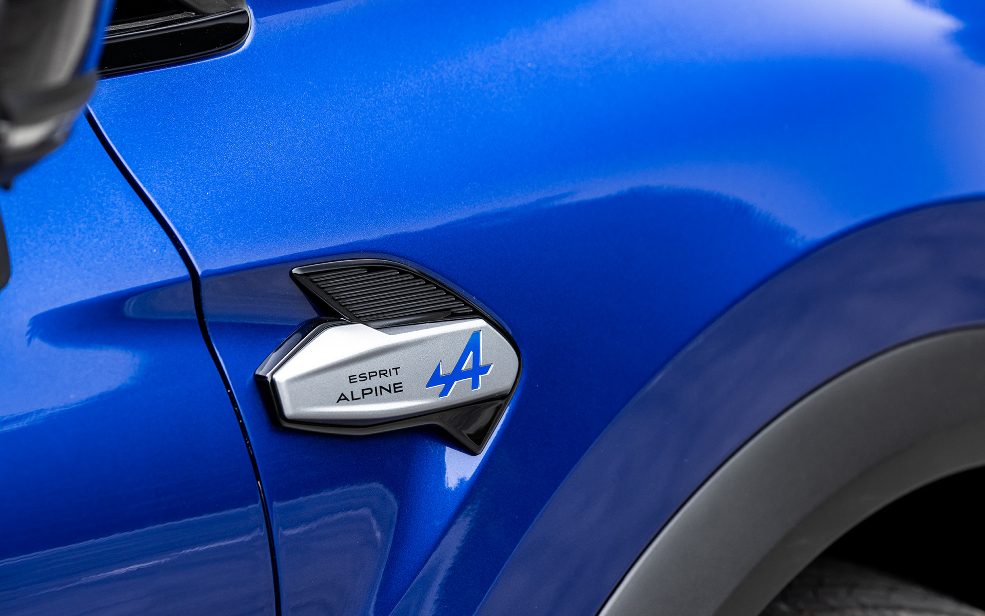 エスプリ アルピーヌのエンブレムをフェンダー部分に装着
