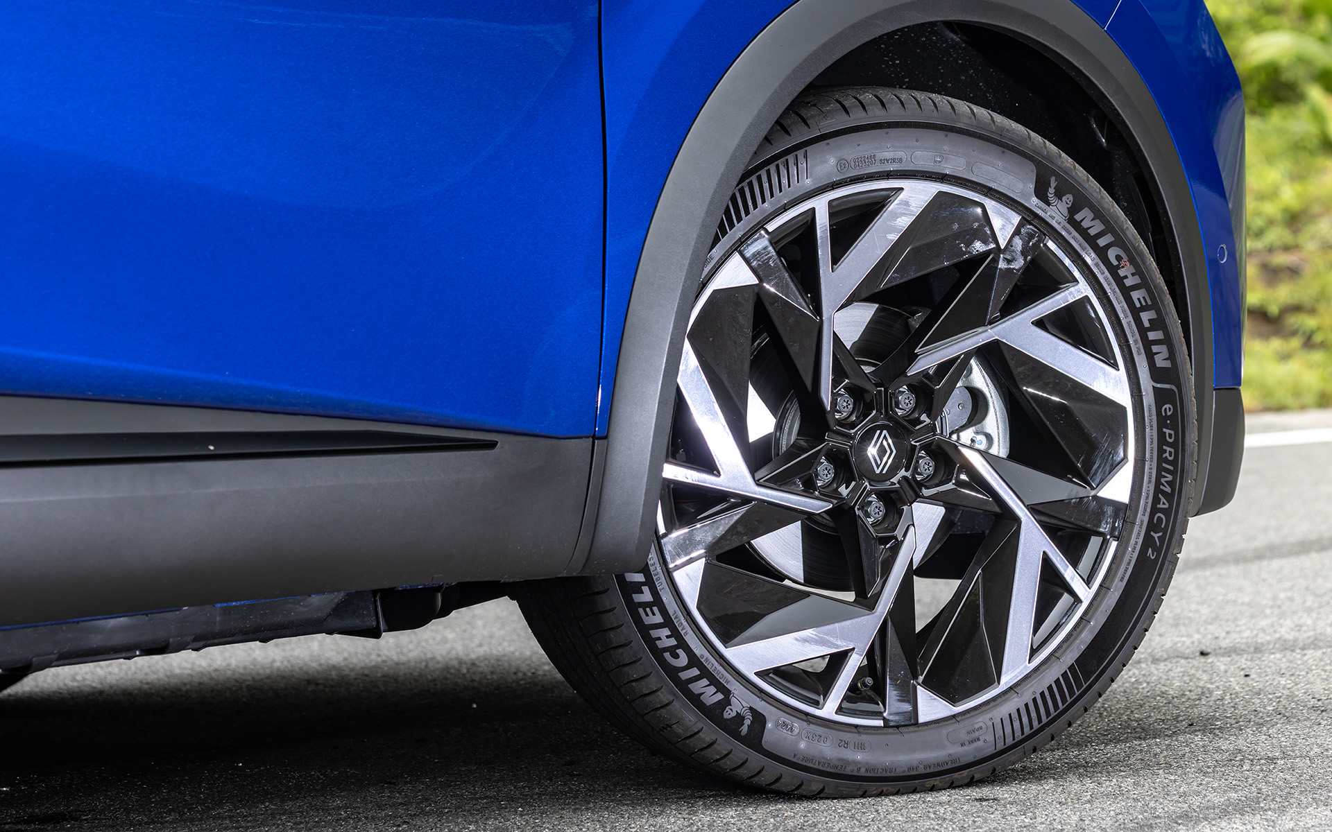 エスプリ アルピーヌ専用19インチアロイホイールを装着。タイヤはミシュラン「e・PRIMACY 2」（225/45R19）