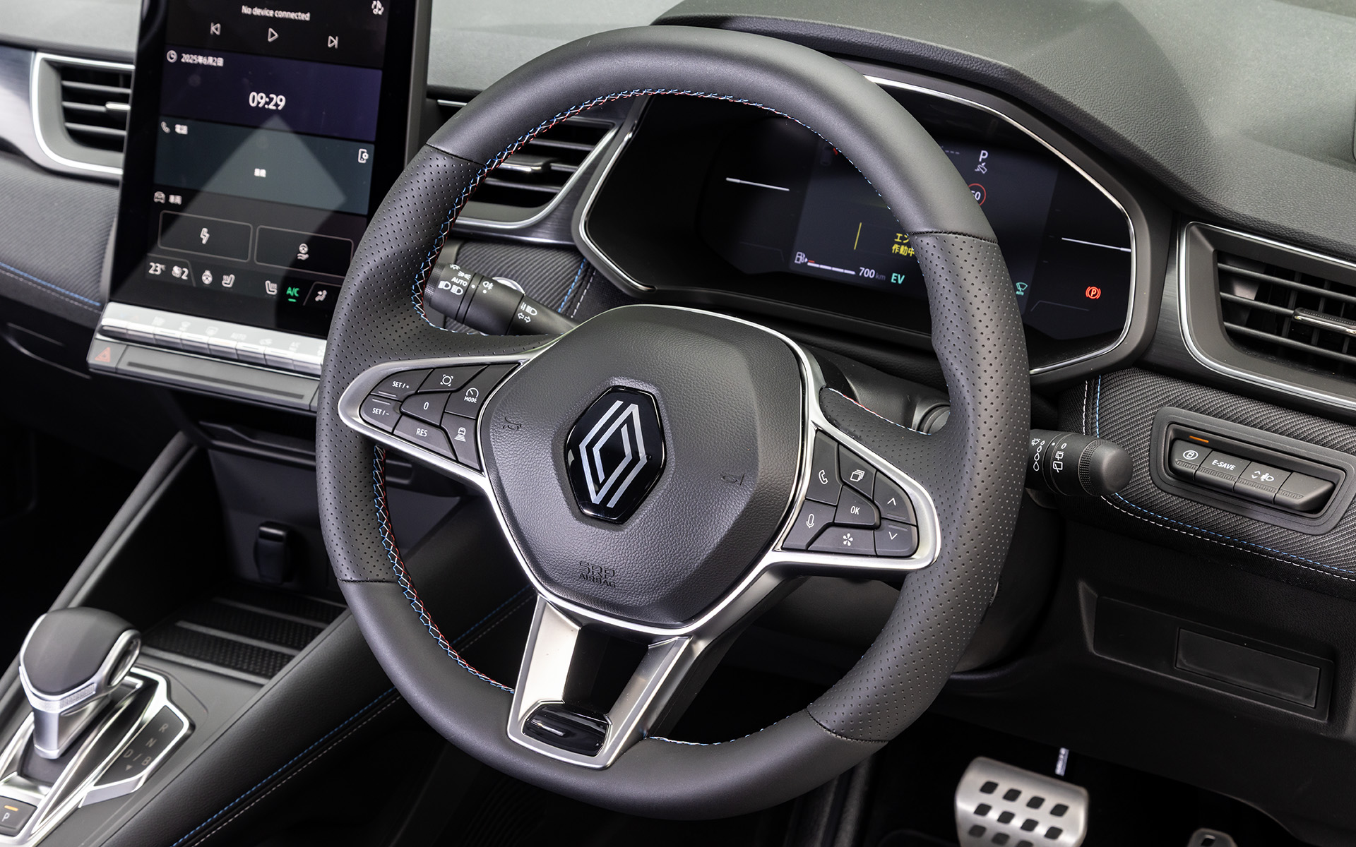 ステアリング。フルハイブリッド E-TECHにはパドルシフトが装備されず、マイルドハイブリッドにはパドルシフトが装備される