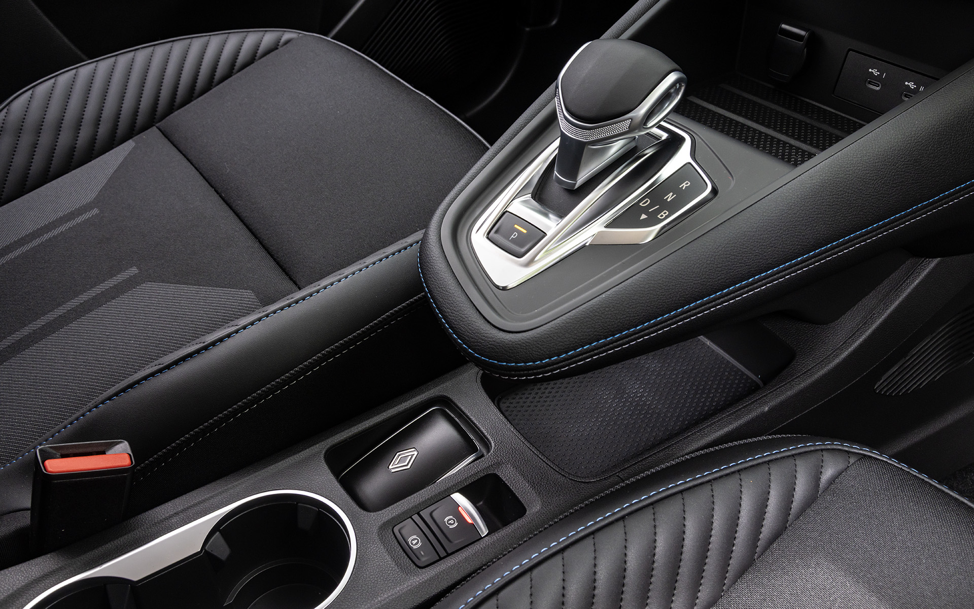 シフトまわりはフローティングの2段構造