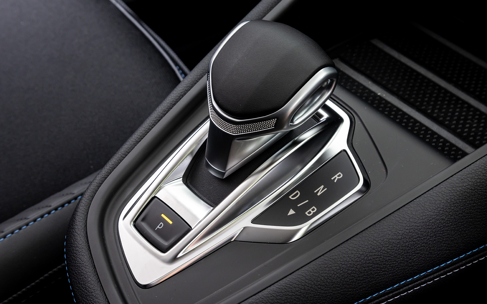 シフトまわりはフローティングの2段構造