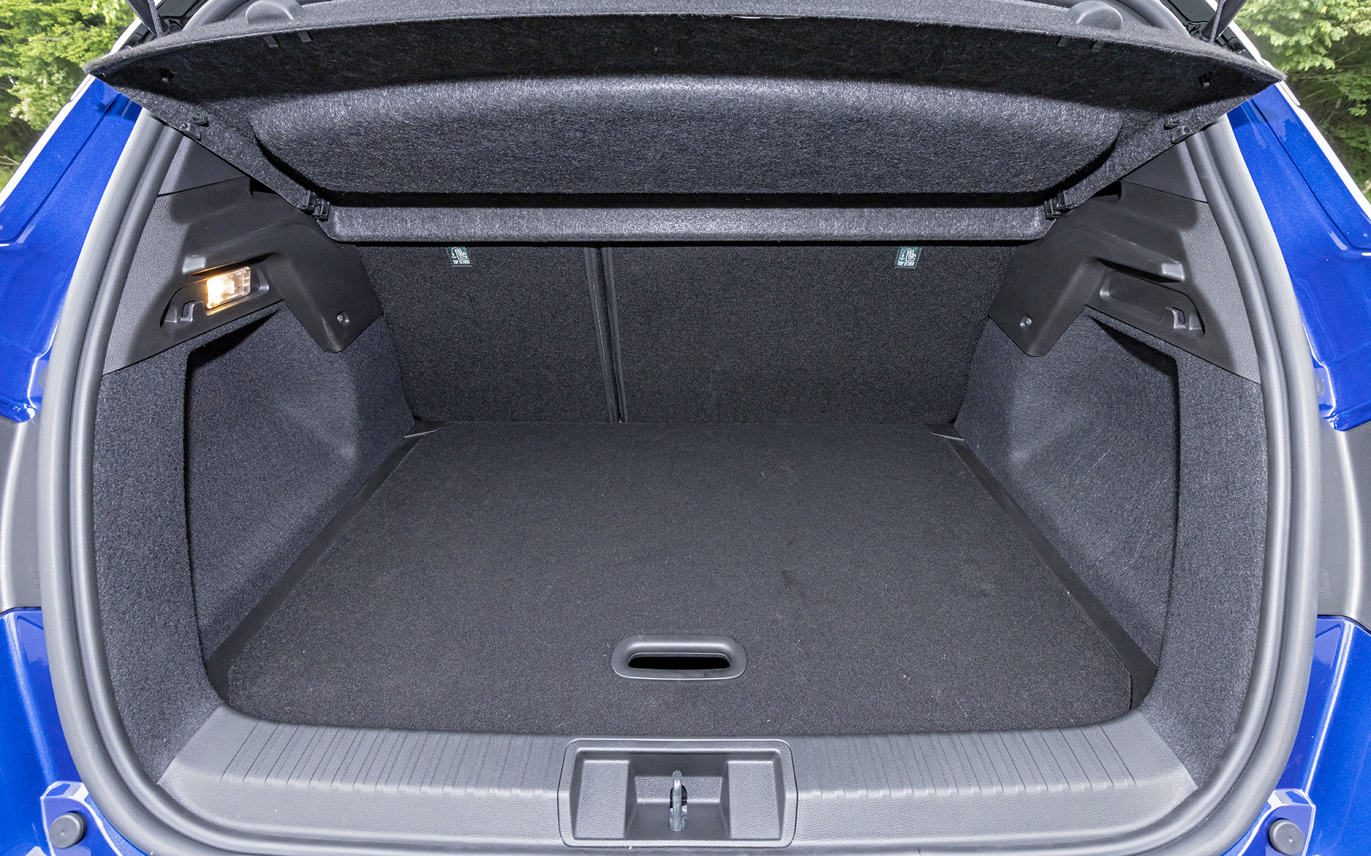 ラゲッジボードは2段式。ラゲッジ容量はフルハイブリッド E-TECHが440L、マイルドハイブリッドが536L