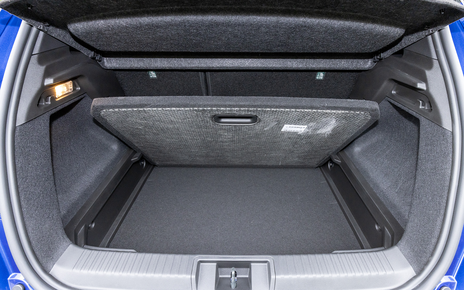 ラゲッジボードは2段式。ラゲッジ容量はフルハイブリッド E-TECHが440L、マイルドハイブリッドが536L