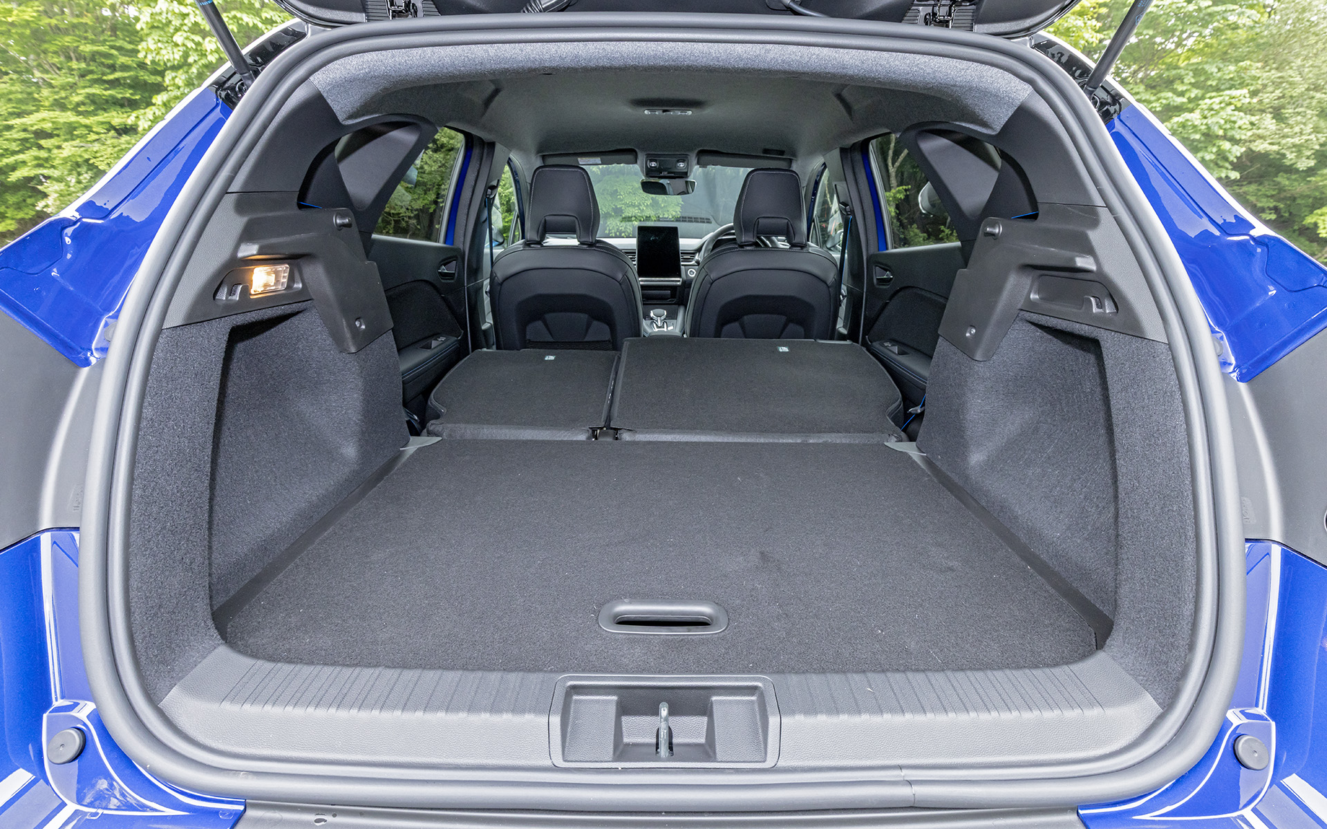 リアシートは6：4分割可倒式でフラットにもできる