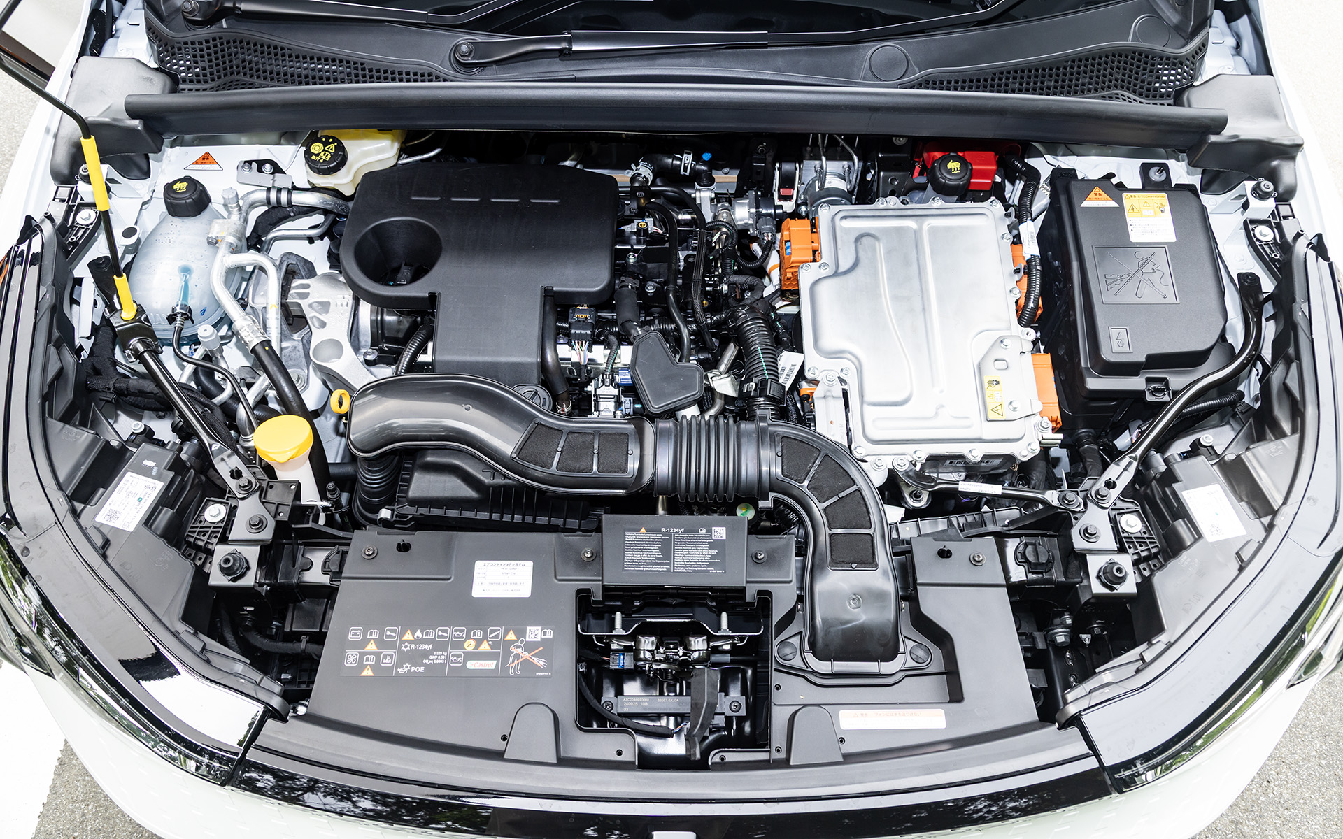 フルハイブリッド E-TECHは最高出力69kW（94PS）/5600rpm、最大トルク148Nm（15.1kgfm）/3600rpmを発生する直列4気筒DOHC 1.6リッターエンジンを搭載。メインモーター（E-モーター）は最高出力36kW（49PS）/1677-6000rpm、最大トルク205Nm（20.9kgfm）/200-1677rpmを発生し、サブモーター（HSG）は最高出力15kW（20PS）/2865-1万rpm、最大トルク50Nm（5.1kgfm）/200-2865rpmを発生する