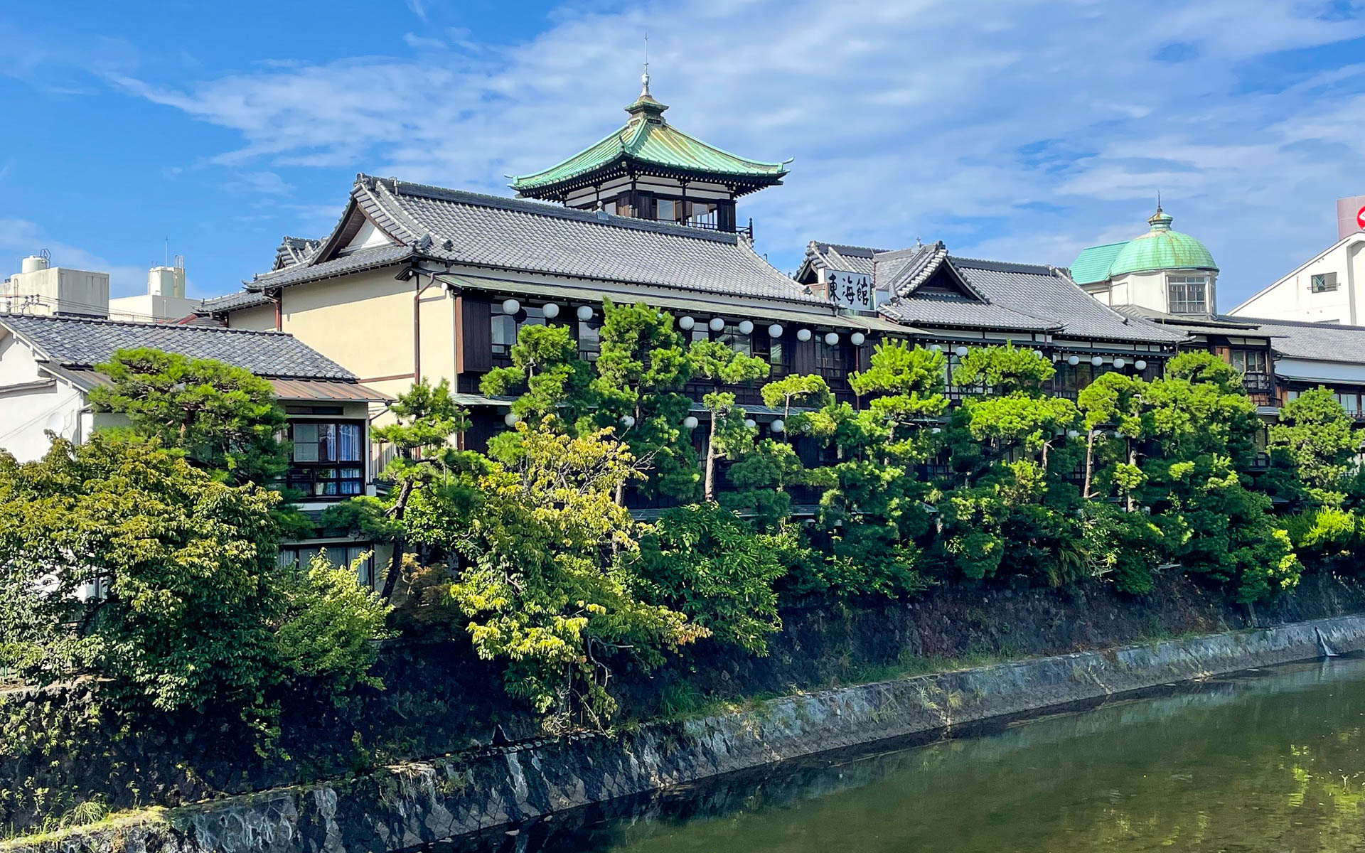 伊東温泉の風情が伝わる松川館。松川の川辺の温泉旅館からお湯の香がしそうだ