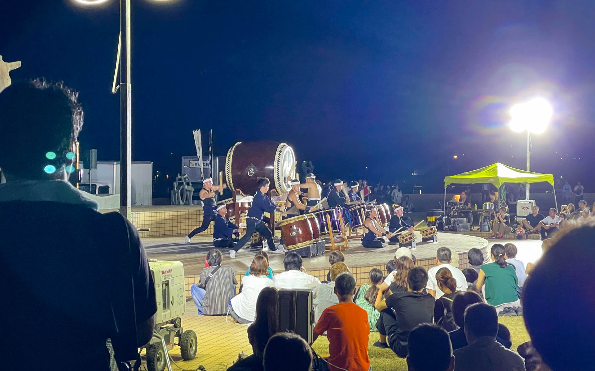 太鼓の競演。渚公園で行なわれた太鼓の連打は迫力がありました。花火が終わるころには撤収完了でプロの集団らしい