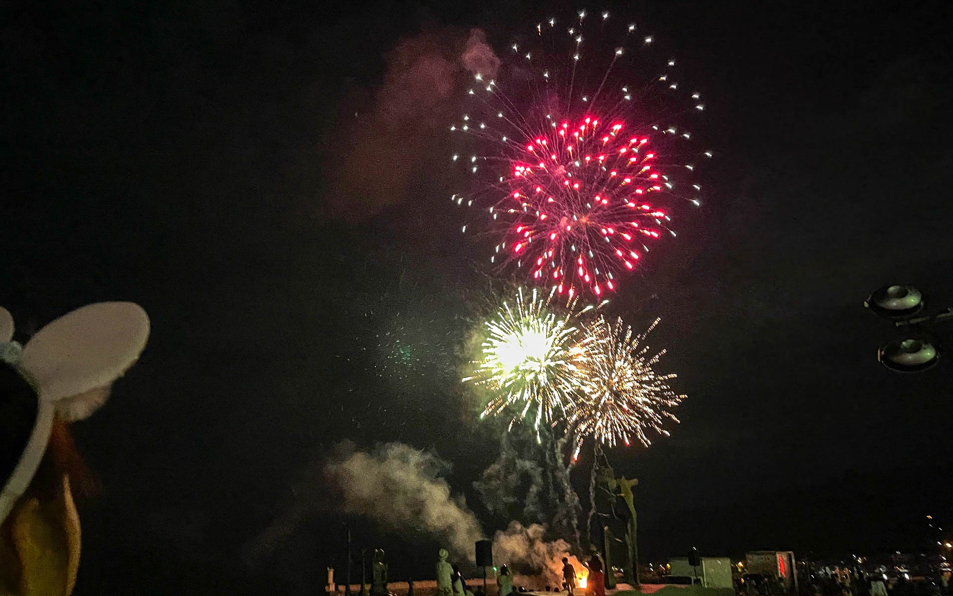本番の前夜祭の花火。10分の時間だったが小さい子供たちは大満足だったよう