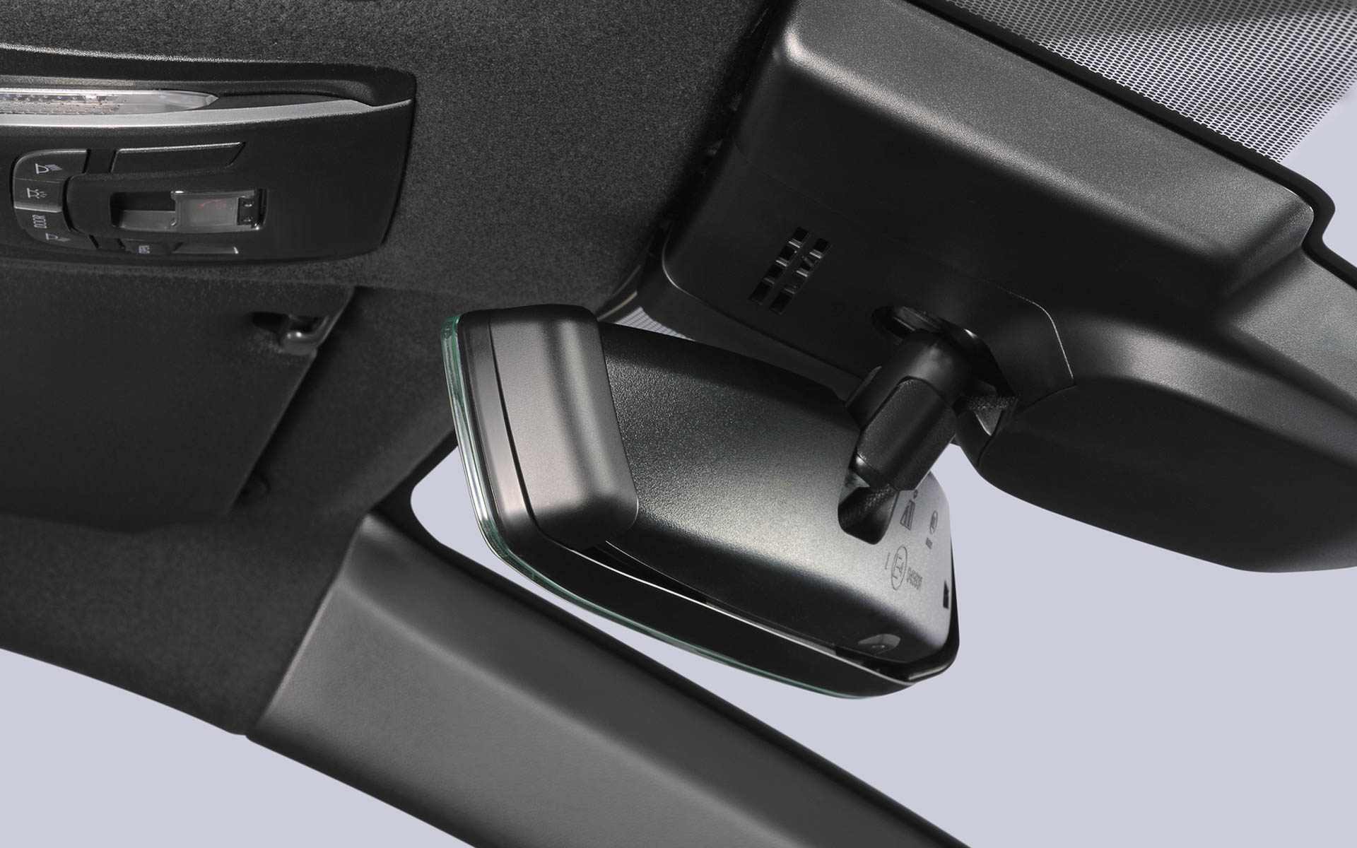 純正品と変わらない見た目で、取り付けは約10秒で完了