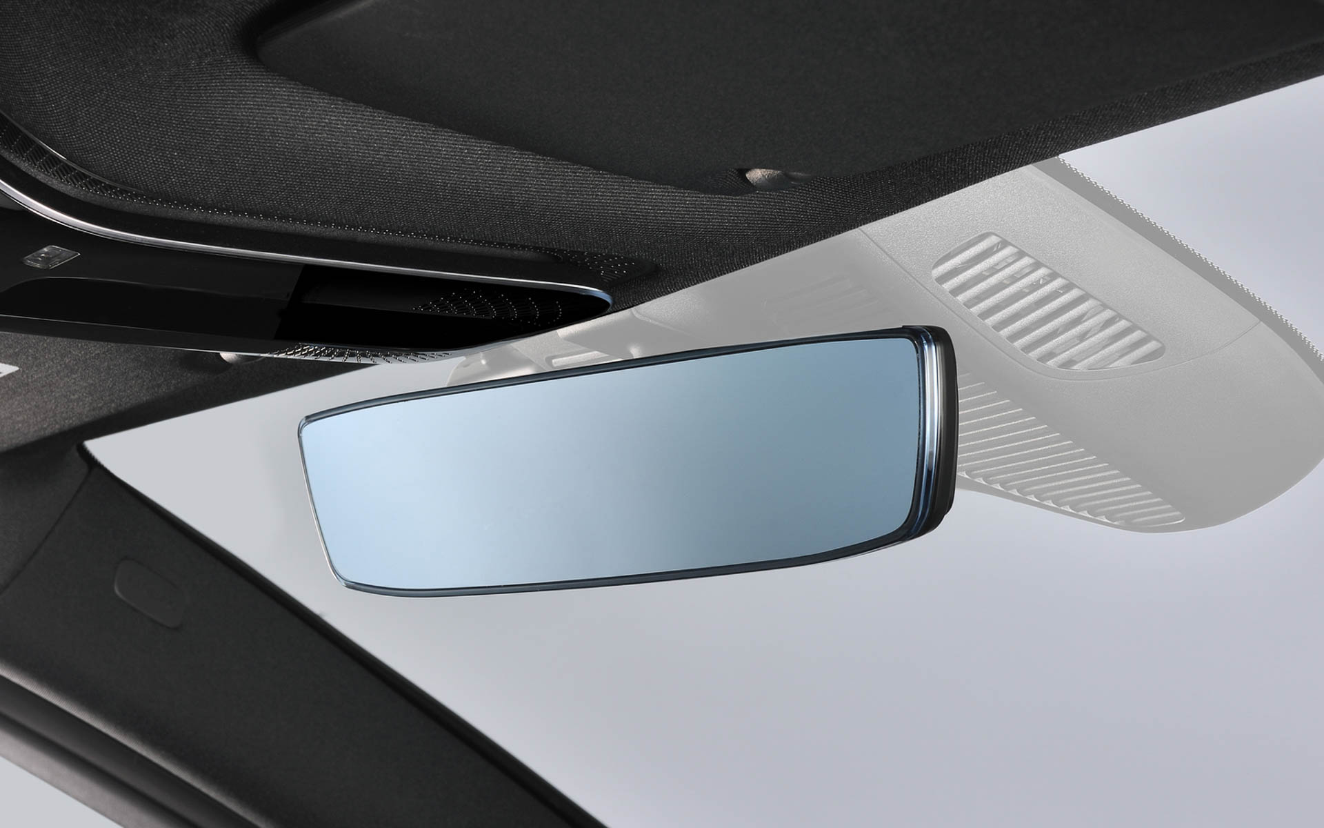 純正品と変わらない見た目で、取り付けは約10秒で完了。現行モデルの大部分の車両に適合する