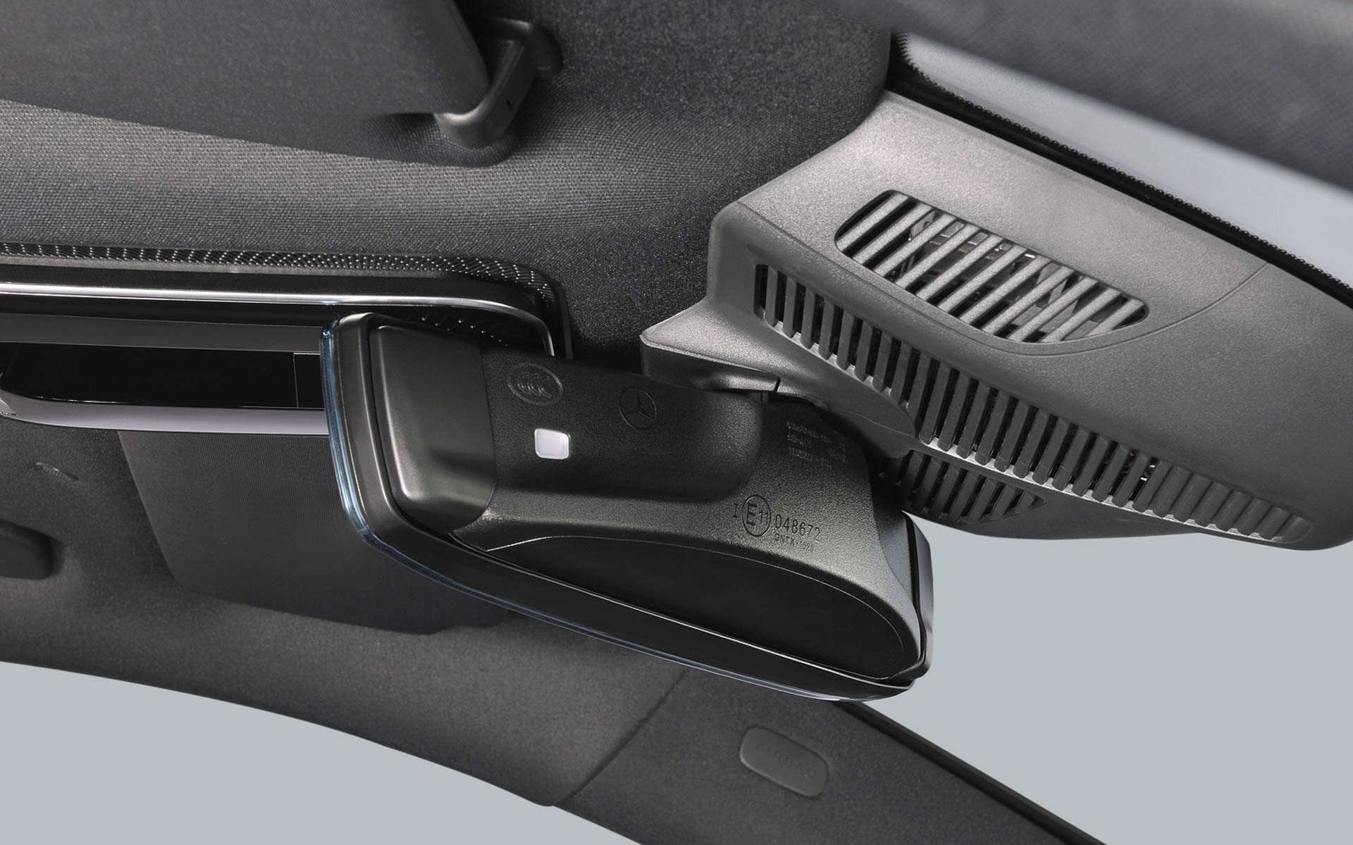 純正品と変わらない見た目で、取り付けは約10秒で完了。現行モデルの大部分の車両に適合する