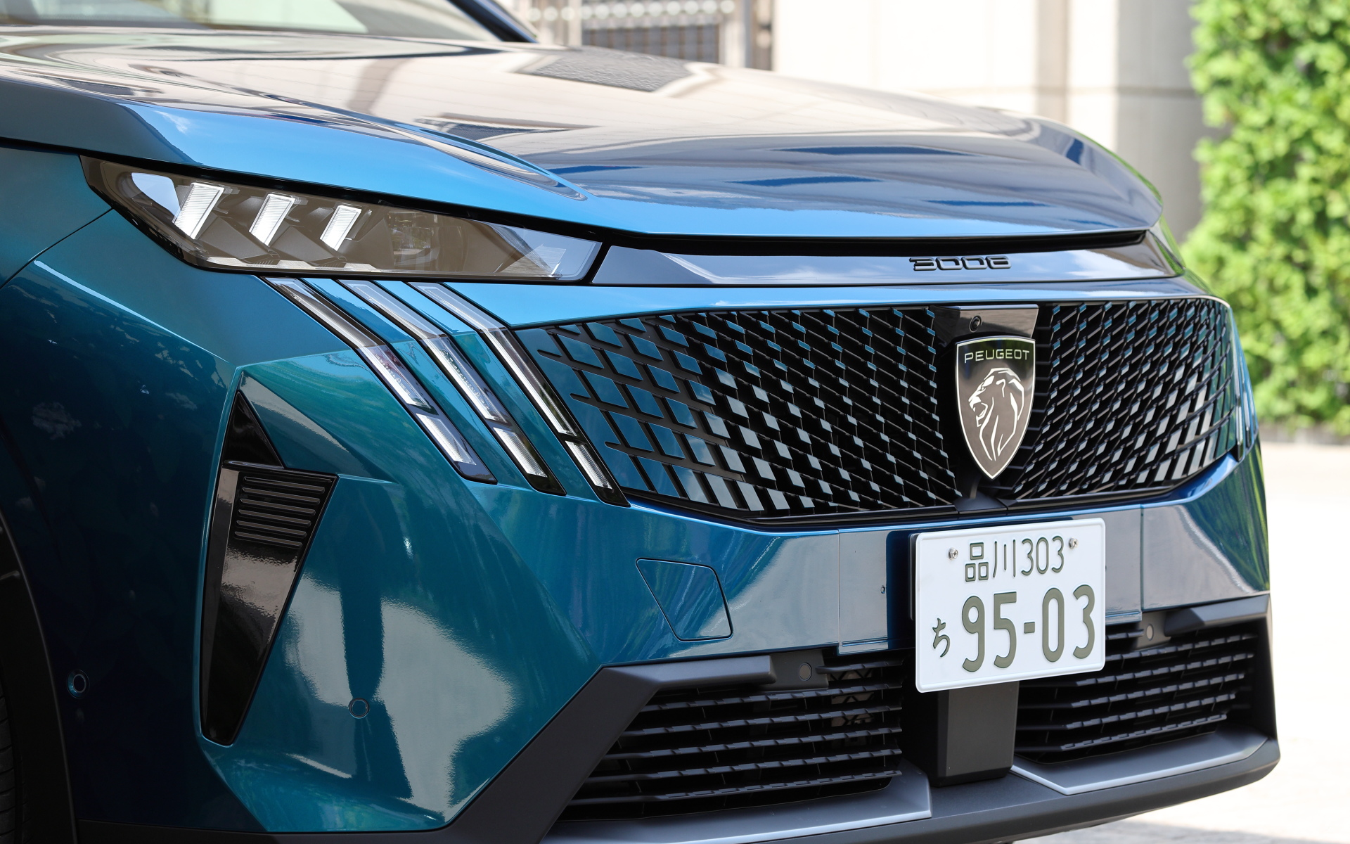 ブランドエンブレムを中央に配置した大型フレームレスグリルを採用。ボディ同色のグリッドでダイナミックな印象を高めている