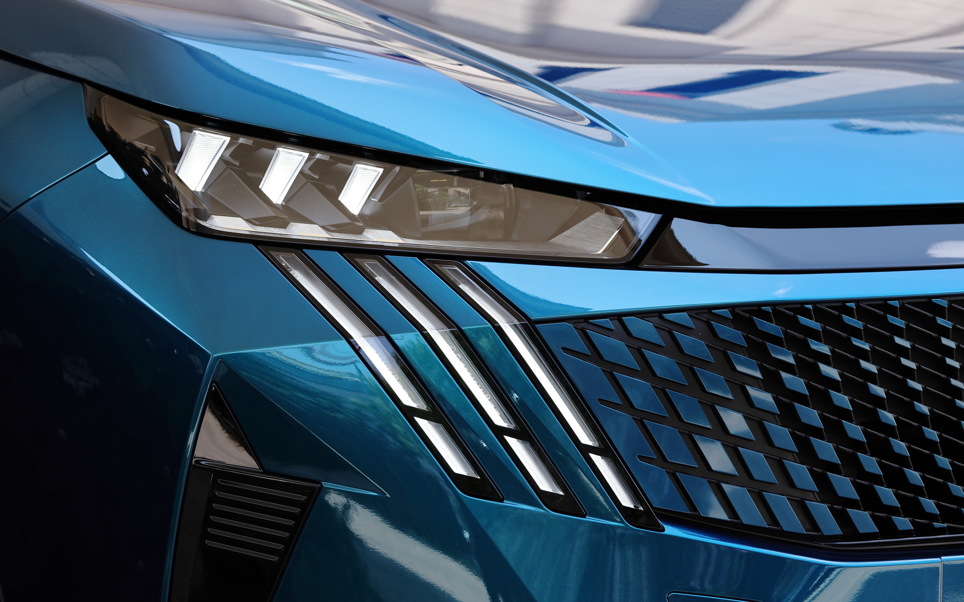 プジョーのアイデンティティとも言えるライオンの爪痕をモチーフにしたLEDデイタイムランニングライトを採用