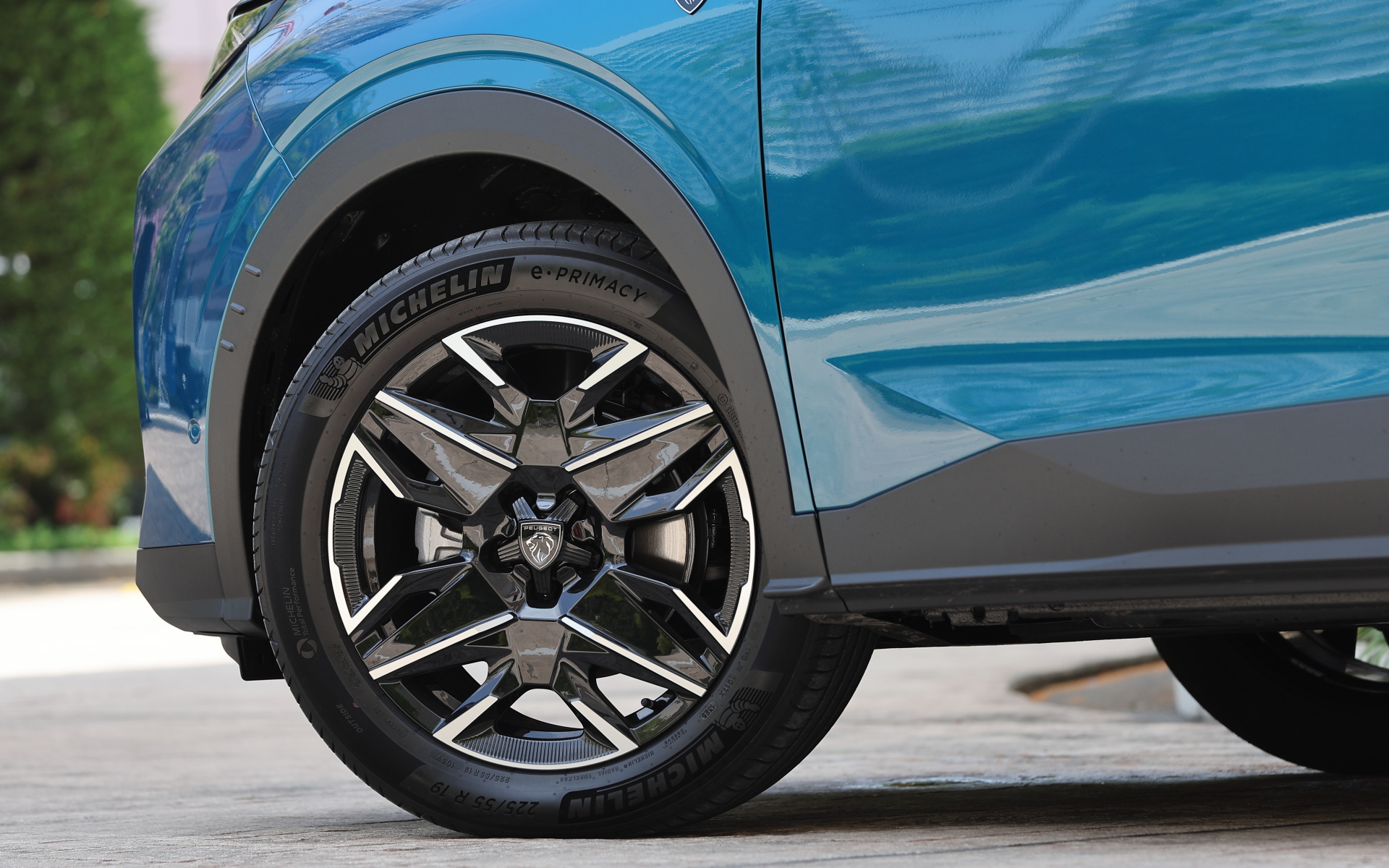 装着する19インチアロイホイール［YARI］は北アルプス南部の槍ヶ岳から命名され、槍の穂先のように鋭い山頂部をモダンなデザインに再解釈するとともに、エアロダイナミクスも考慮している。組み合わせるタイヤはミシュラン「e・PRIMACY」（225/55R19）