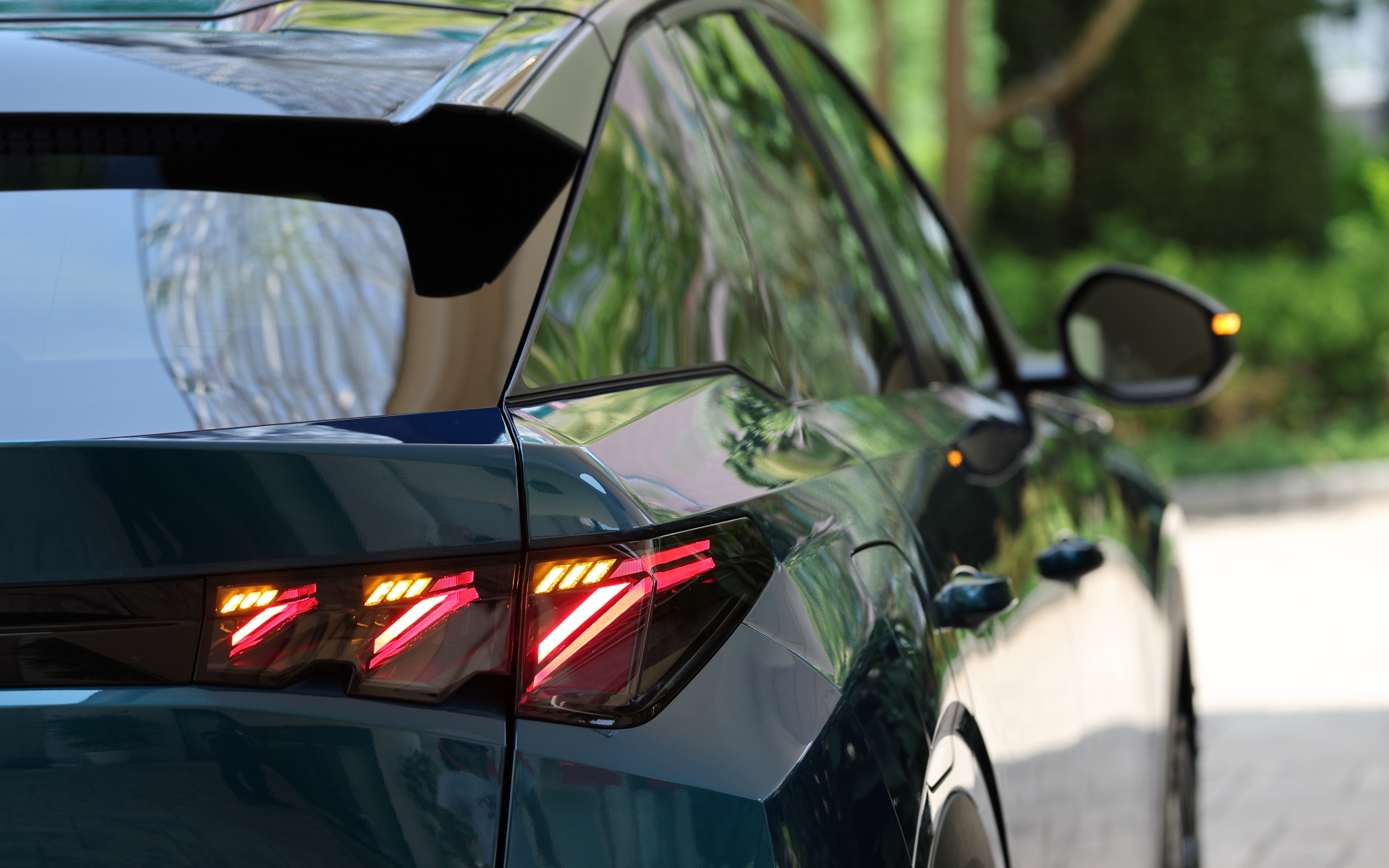 リアは立体造形の3本のLEDランプを採用し、モダンかつスタイリッシュにブランドの世界観を表現