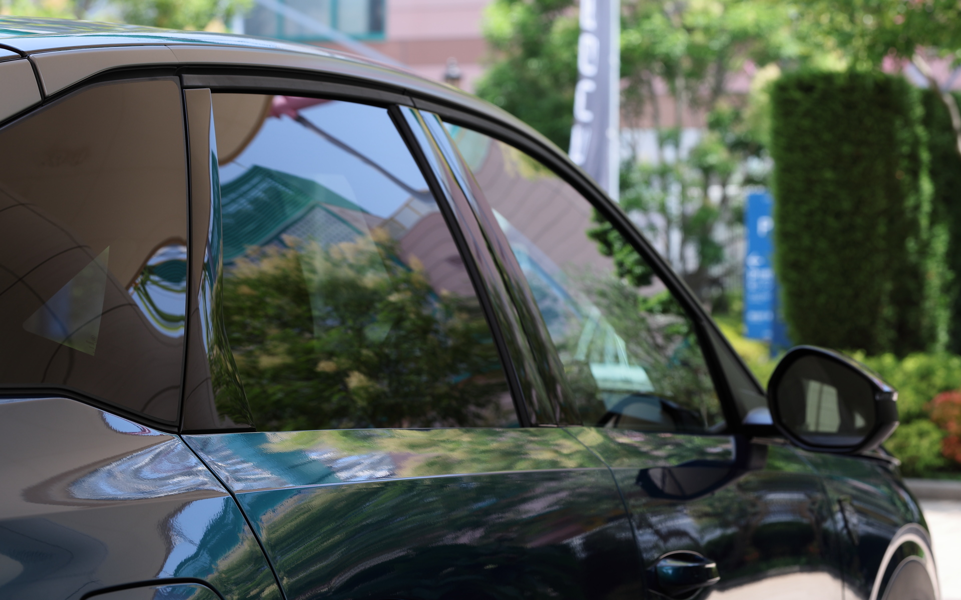 サイドウィンドウモールが表に見えないように設計されたデザインを採用し、フロントからリアに伸びるシームレスなサイドラインを演出