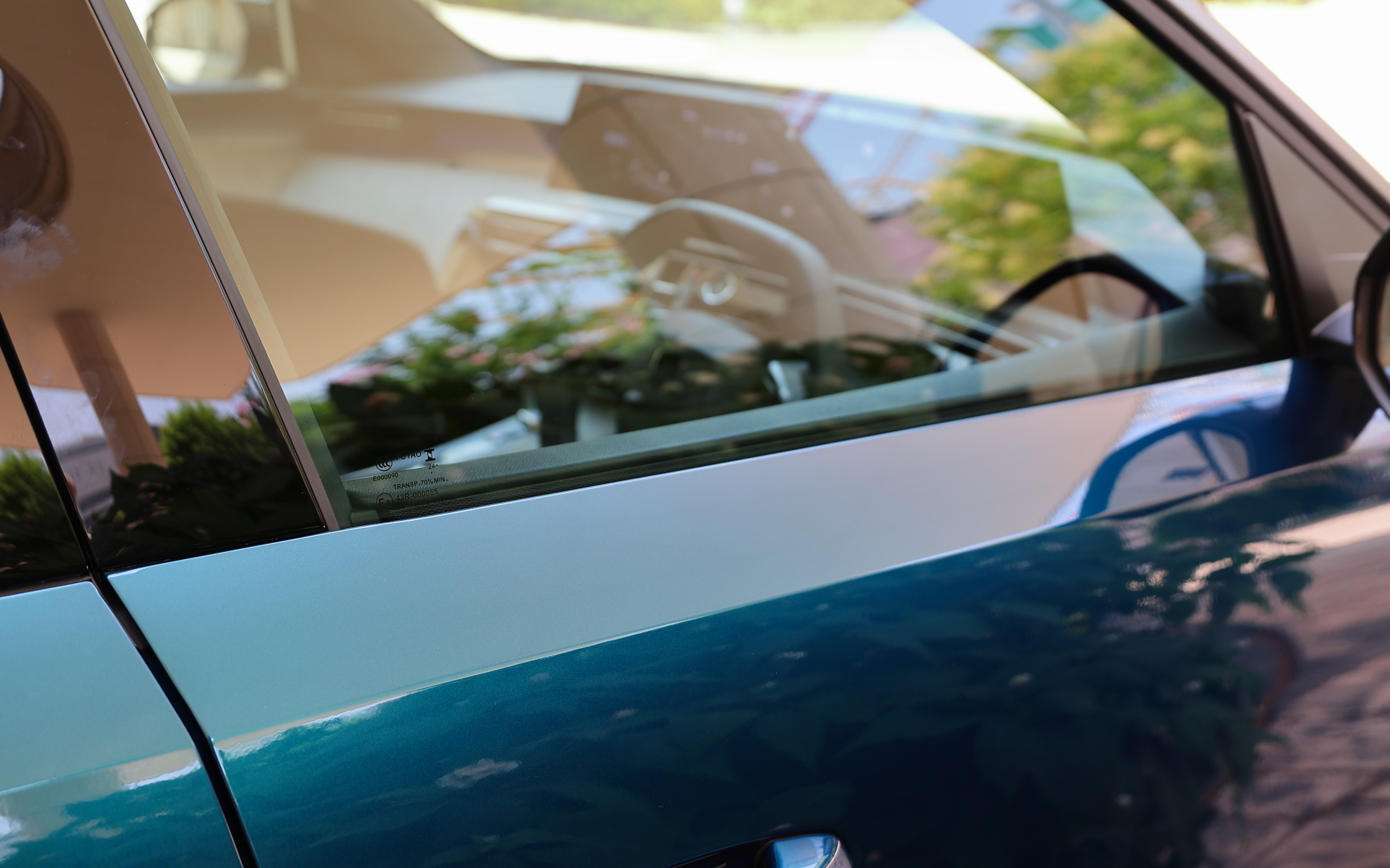 サイドウィンドウモールが表に見えないように設計されたデザインを採用し、フロントからリアに伸びるシームレスなサイドラインを演出