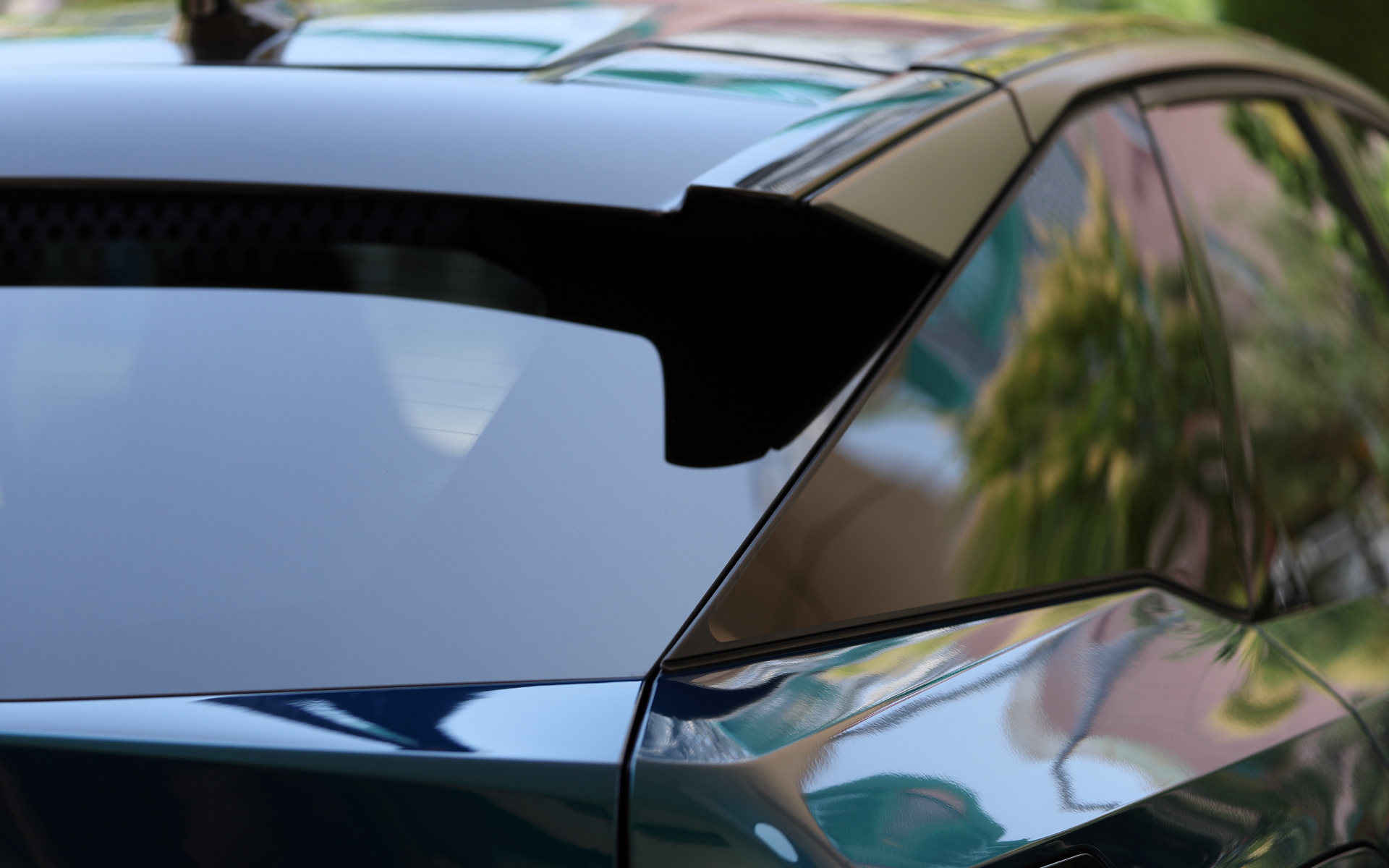 Dピラーを外からわかりにくくすることでつるんとしたスリークなデザインとし、空力性能に優れたクーペフォルムとSUVの力強さを融合