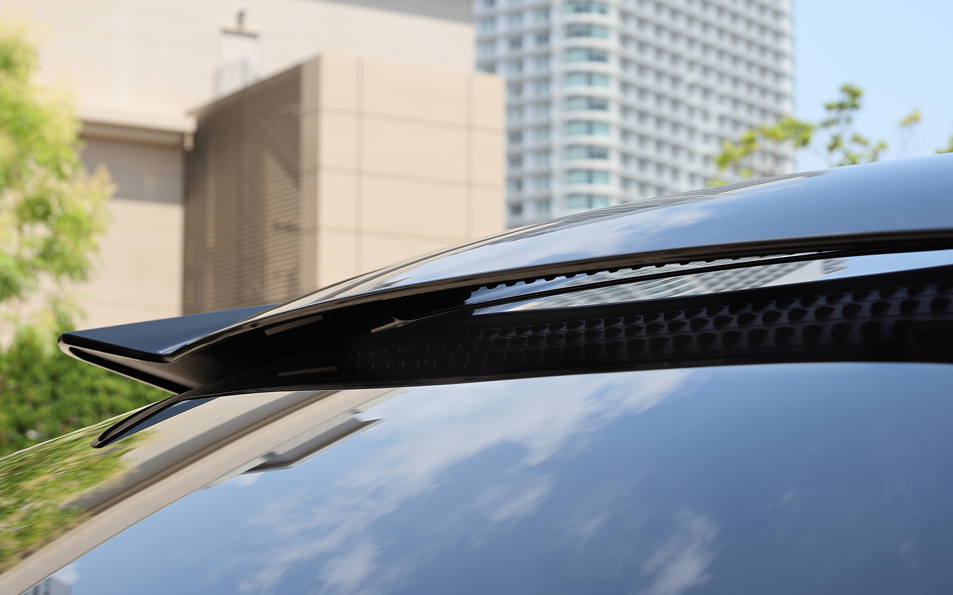 ウィングの裏に小さい凸部を設けることで空力に貢献するとともに、リアガラスに水滴が付着しないようにしている