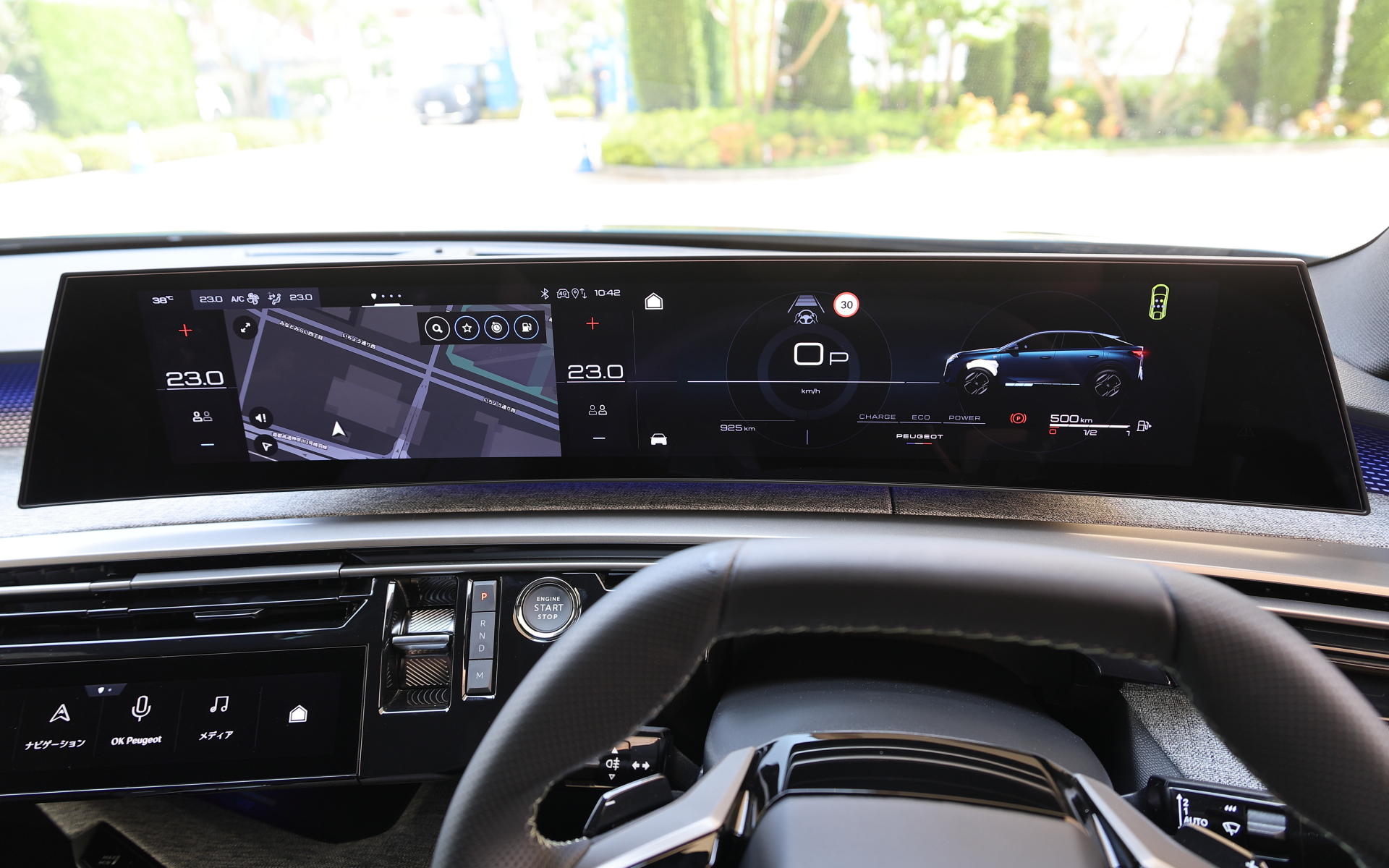 新開発の「PEUGEOT Panoramic i-Cockpit」を採用。21インチのパノラミックスクリーンがi-Cockpitと融合し、未来的なフローティングデザインを実現