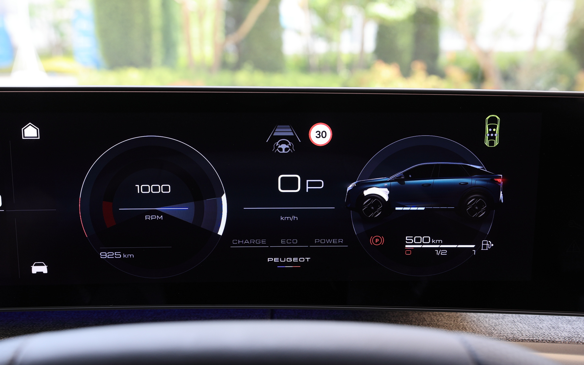 新開発の「PEUGEOT Panoramic i-Cockpit」を採用。21インチのパノラミックスクリーンがi-Cockpitと融合し、未来的なフローティングデザインを実現