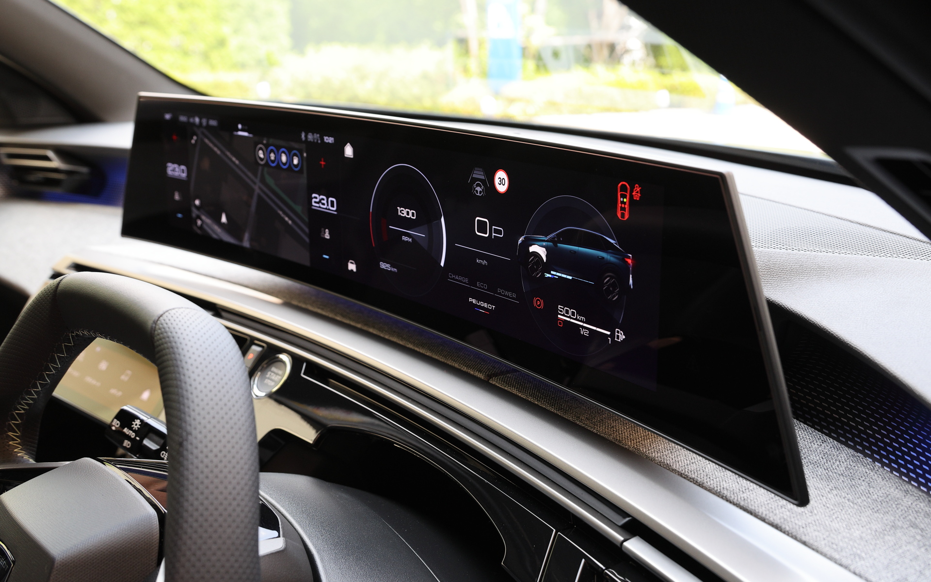 スクリーン表面がドライバーに向けてゆるやかにカーブしており、視認性と操作性を向上させている