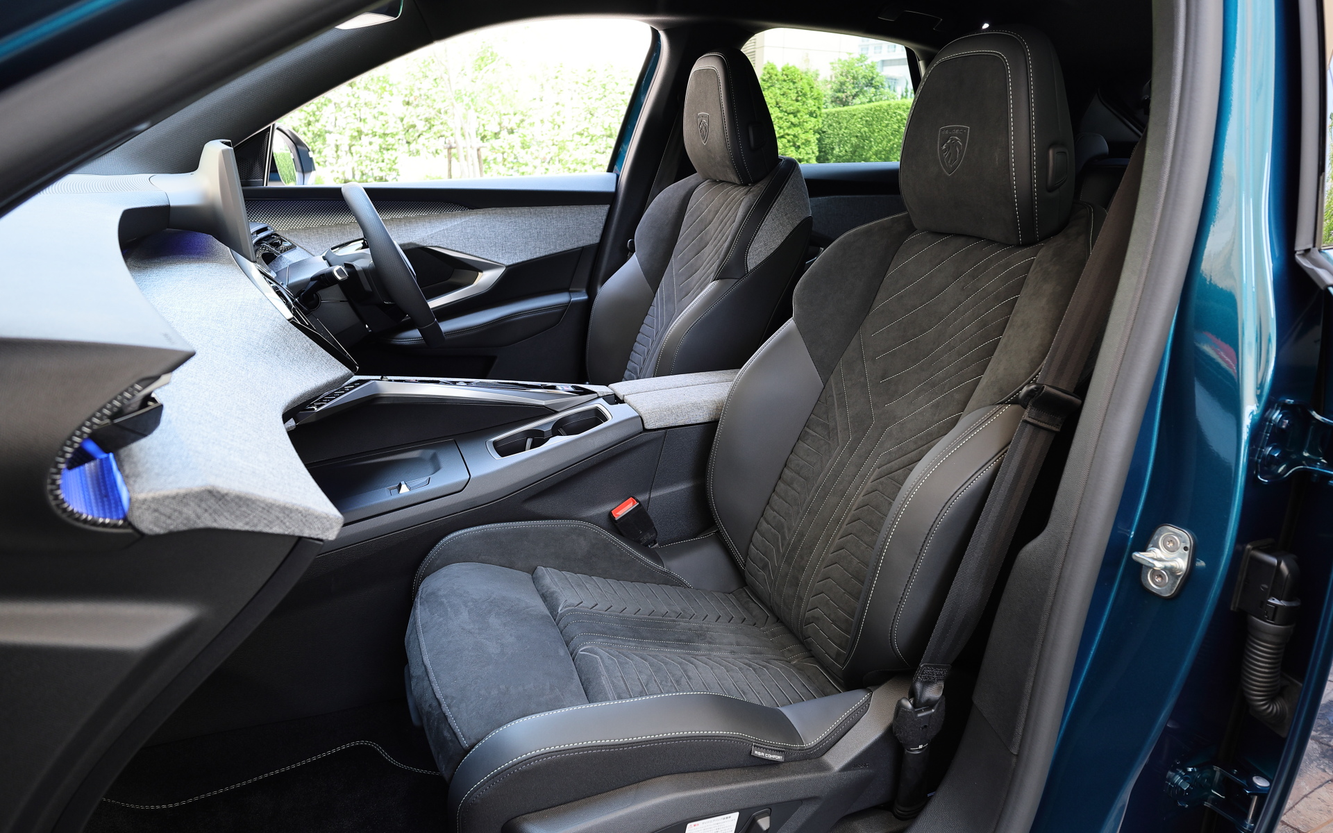 3008 GT アルカンタラパッケージでは、アルカンタラ素材をシート中央部に使用し、身体が滑りにくくホールド感のあるシートを実現。ショルダー部までホールドするサイドサポートにはアダプティブボルスター機能をプジョーで初搭載し、シチュエーションに合わせてドライバー好みのフィット感に調整できる