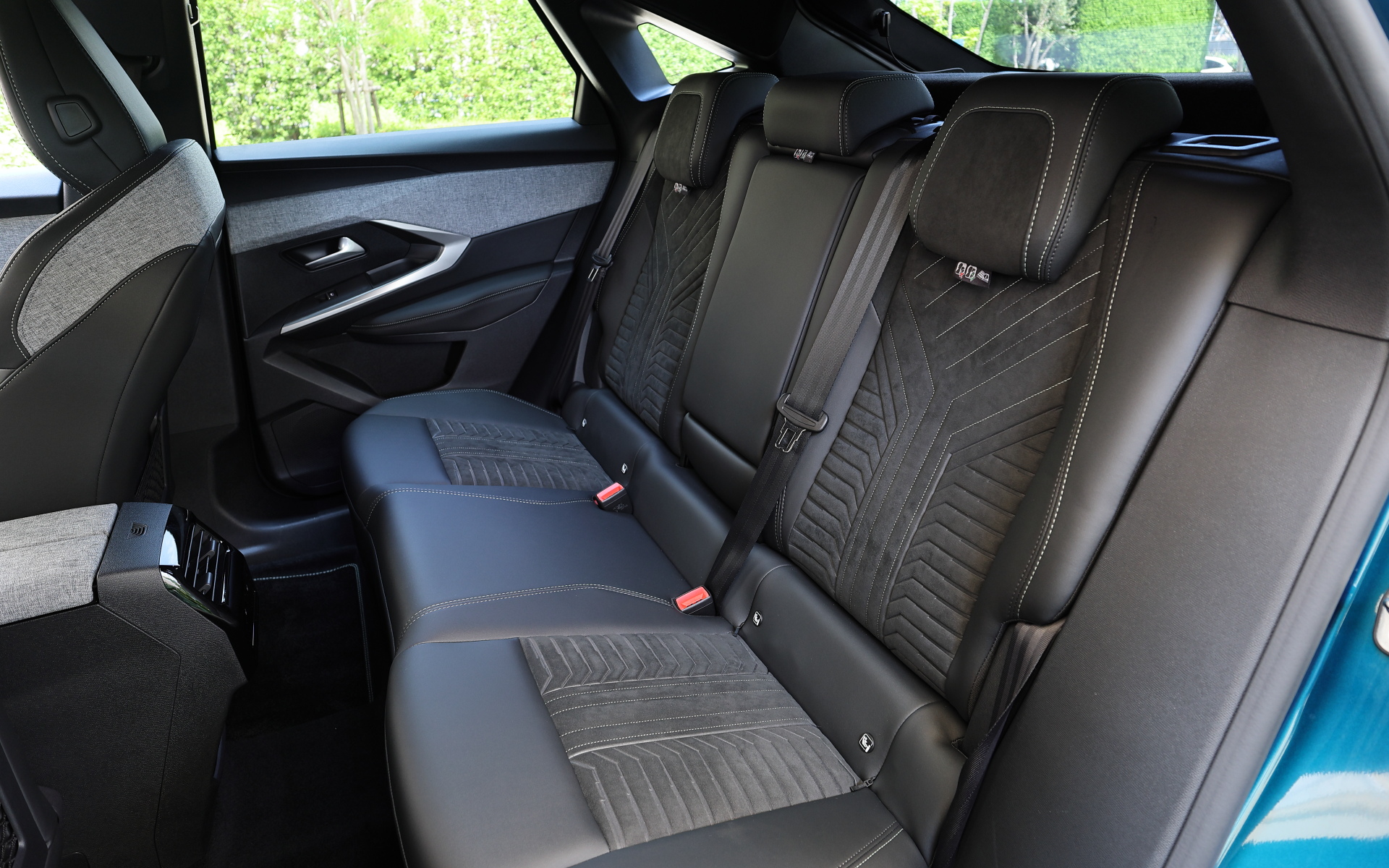 3008 GT アルカンタラパッケージでは、アルカンタラ素材をシート中央部に使用し、身体が滑りにくくホールド感のあるシートを実現。ショルダー部までホールドするサイドサポートにはアダプティブボルスター機能をプジョーで初搭載し、シチュエーションに合わせてドライバー好みのフィット感に調整できる