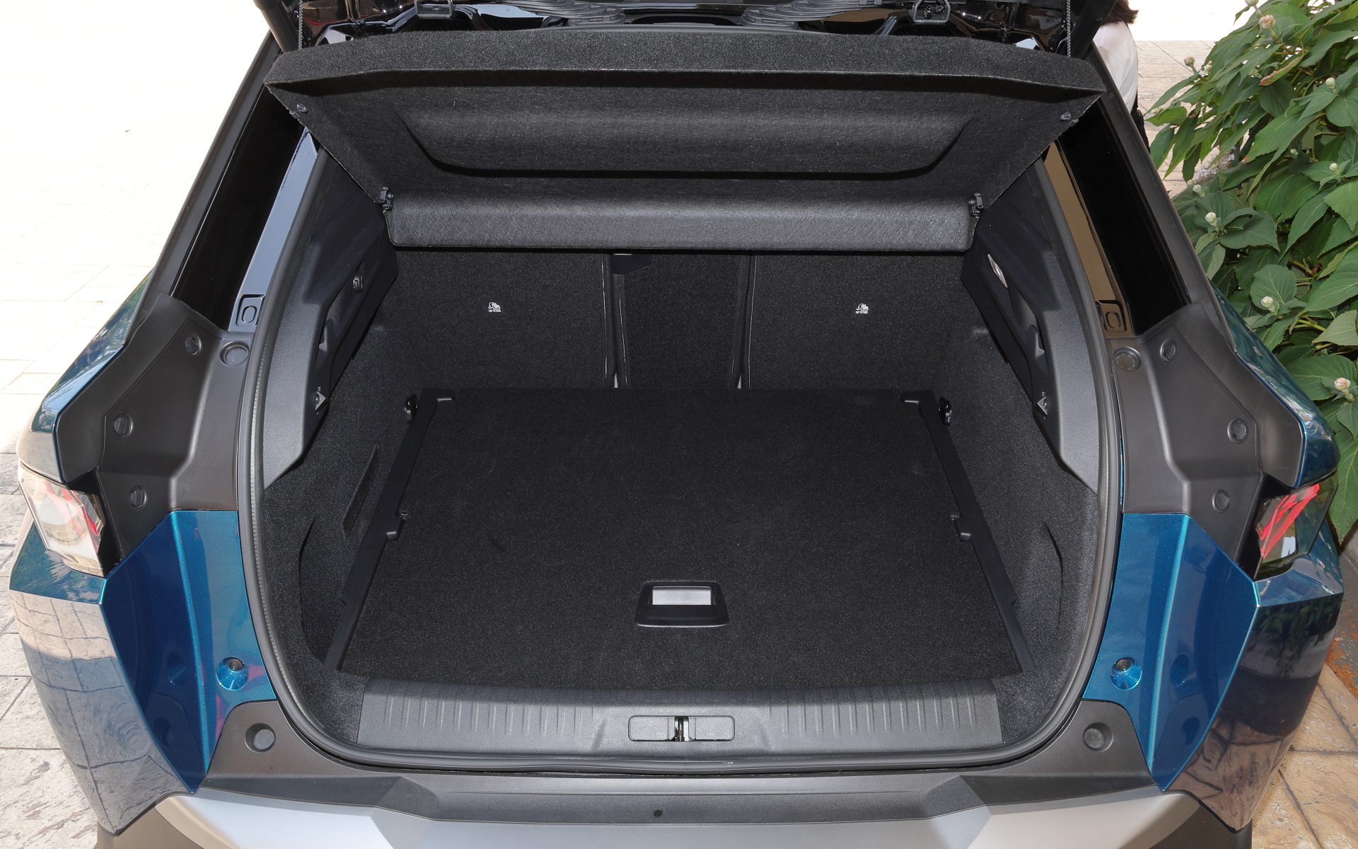 リアが大きく傾斜したファストバックスタイルながら、520Lの荷室容量を確保。座席2列目を倒した状態の荷室容量は1480Lとなっている。ラゲッジボードは2段式で高さを変えられる