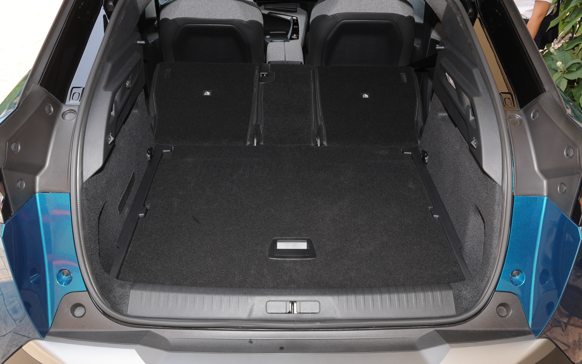 リアが大きく傾斜したファストバックスタイルながら、520Lの荷室容量を確保。座席2列目を倒した状態の荷室容量は1480Lとなっている。ラゲッジボードは2段式で高さを変えられる