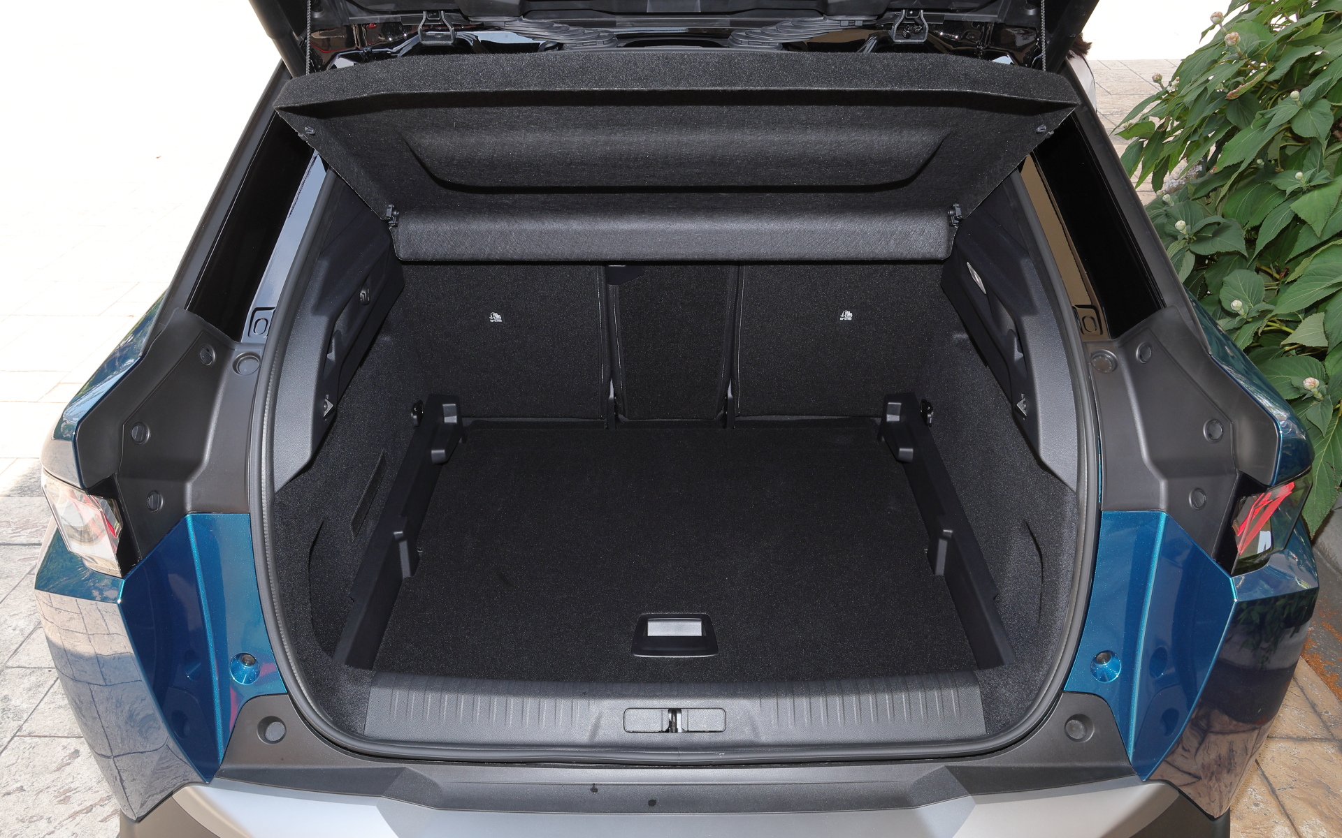 リアが大きく傾斜したファストバックスタイルながら、520Lの荷室容量を確保。座席2列目を倒した状態の荷室容量は1480Lとなっている。ラゲッジボードは2段式で高さを変えられる