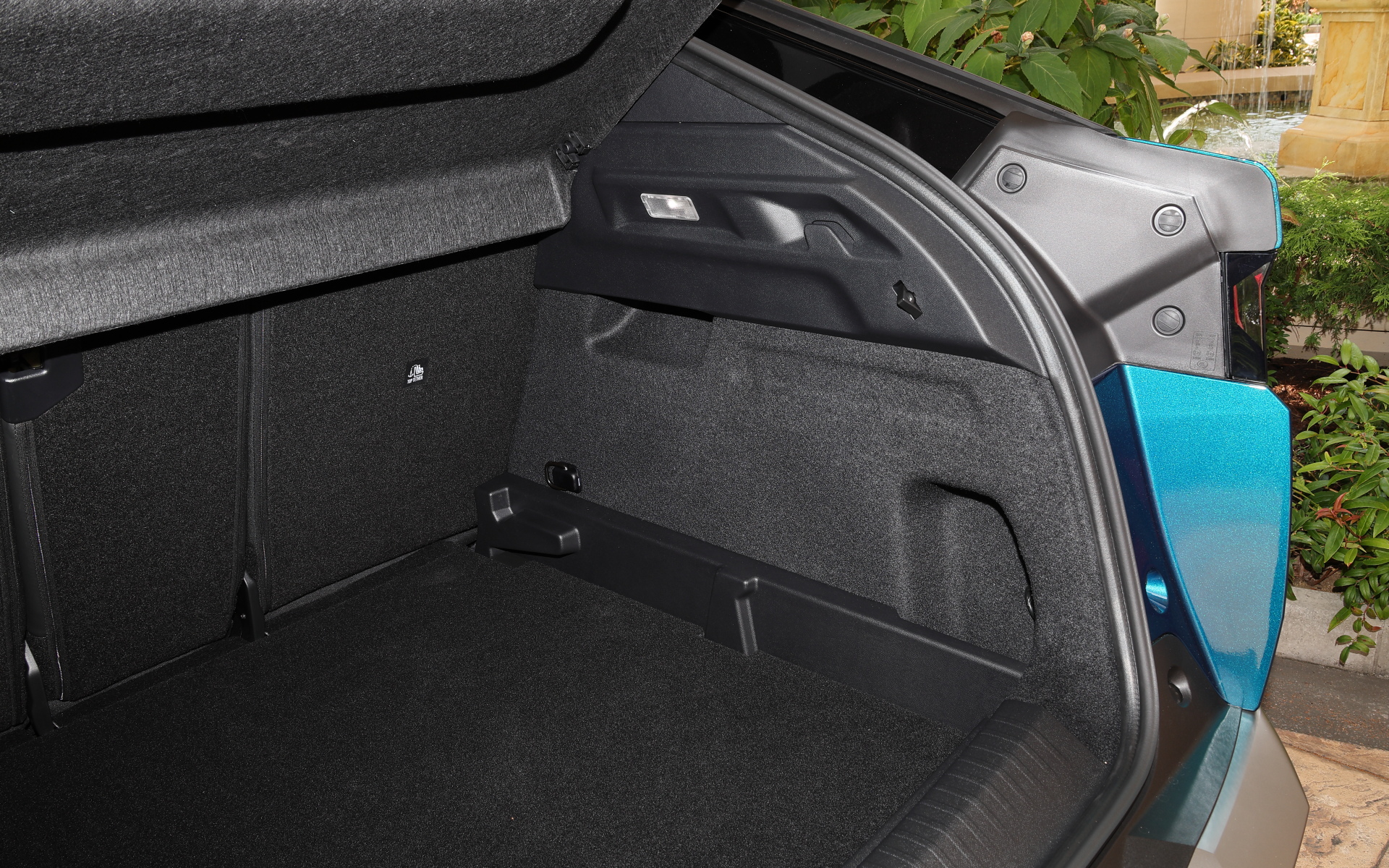 リアが大きく傾斜したファストバックスタイルながら、520Lの荷室容量を確保。座席2列目を倒した状態の荷室容量は1480Lとなっている。ラゲッジボードは2段式で高さを変えられる