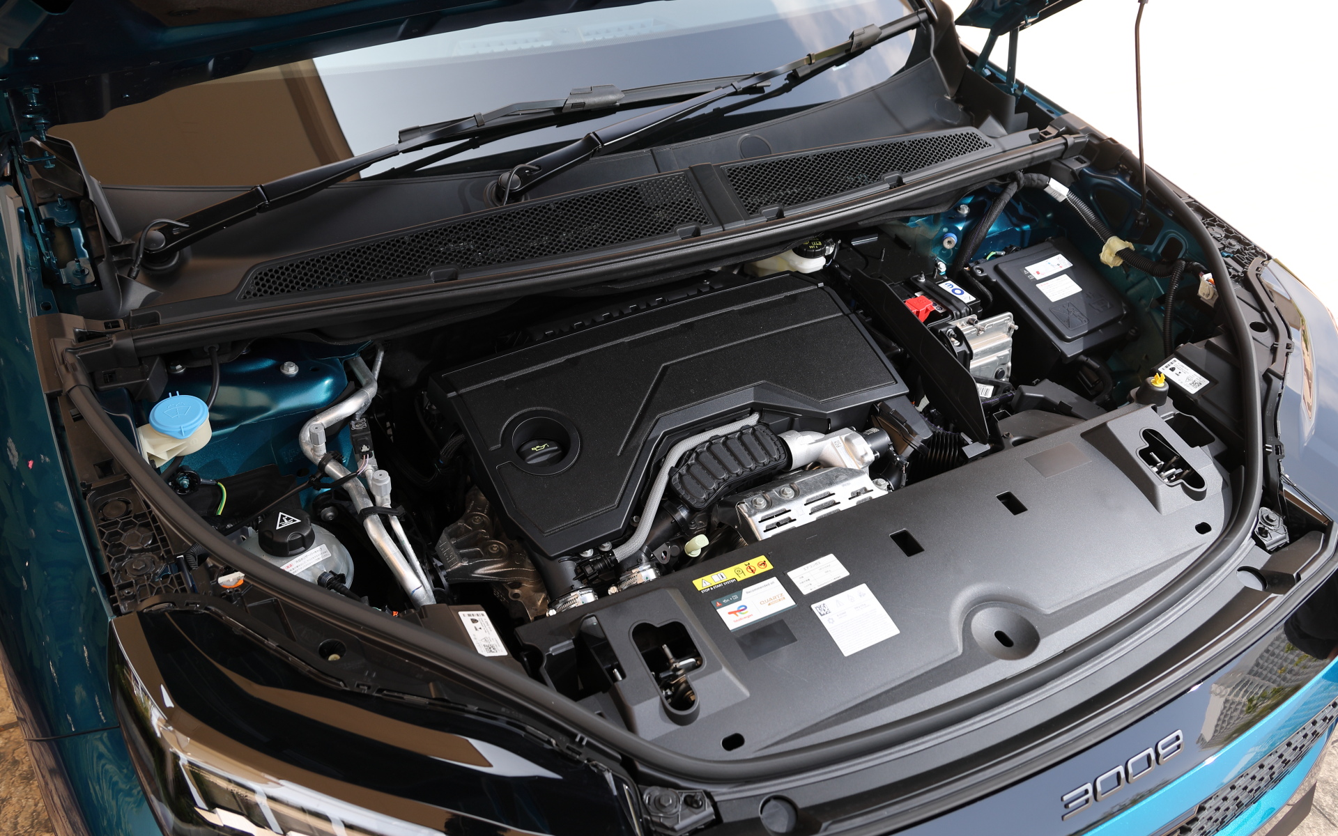 パワートレーンは最高出力100kW（136PS）/5500rpm、最大トルク230Nm/1750rpmを発生する直列3気筒DOHC 1.2リッターエンジンを搭載し、最高出力16kW/4264rpm、最大トルク51Nm/750-2499rpmを発生するモーターを組み合わせるハイブリッドを採用。WLTCモード燃費は19.4km/L