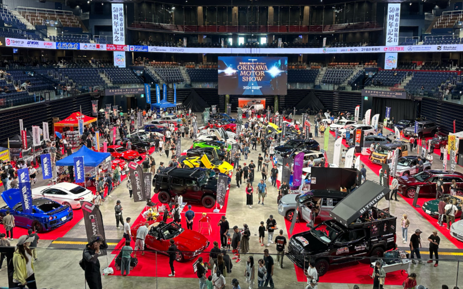 オキナワモーターショー2024の様子（アリーナ内車両展示エリア）