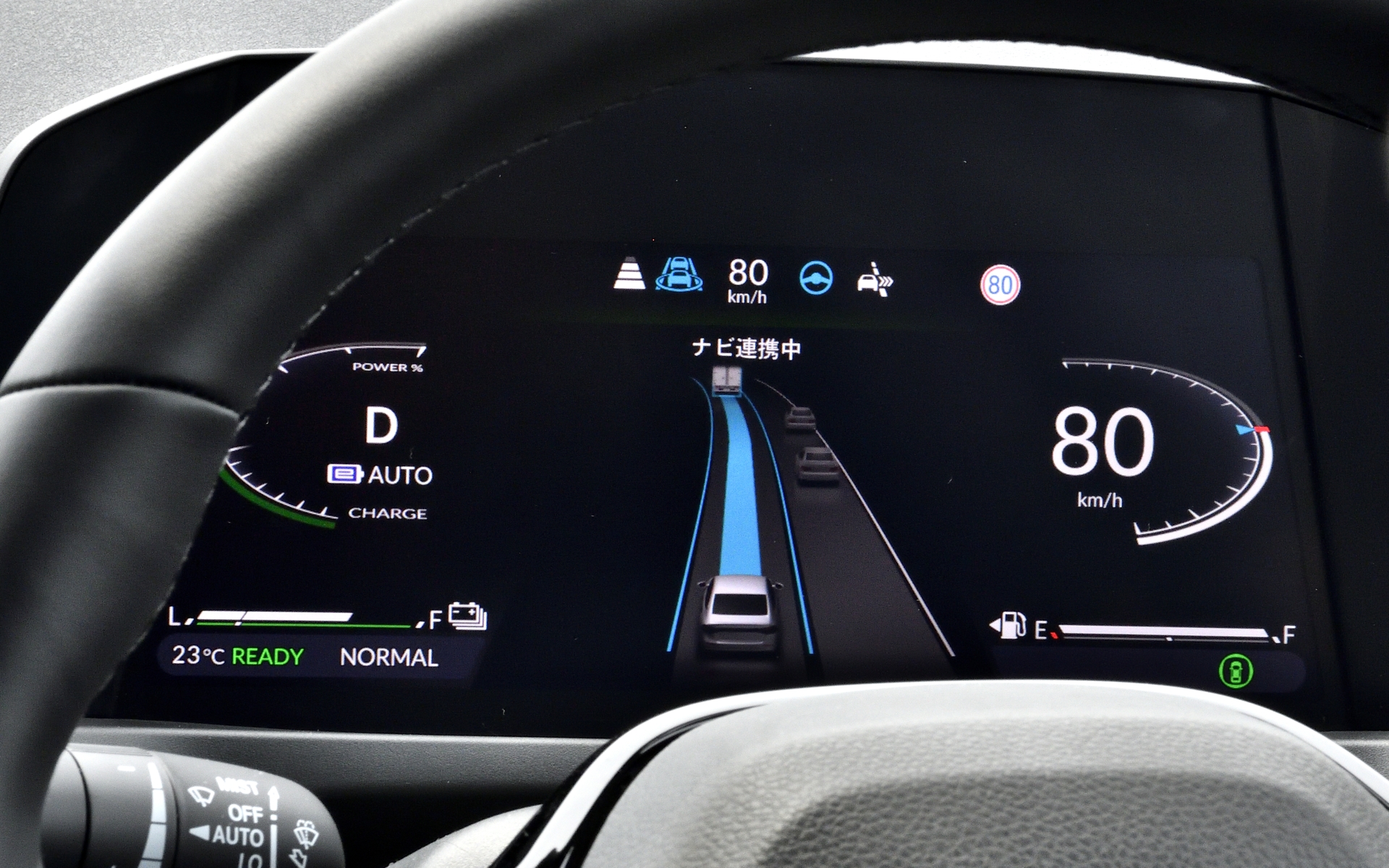 ハンズオフが起動すると、メーター内のクルマのラインがグリーンからブルーになります