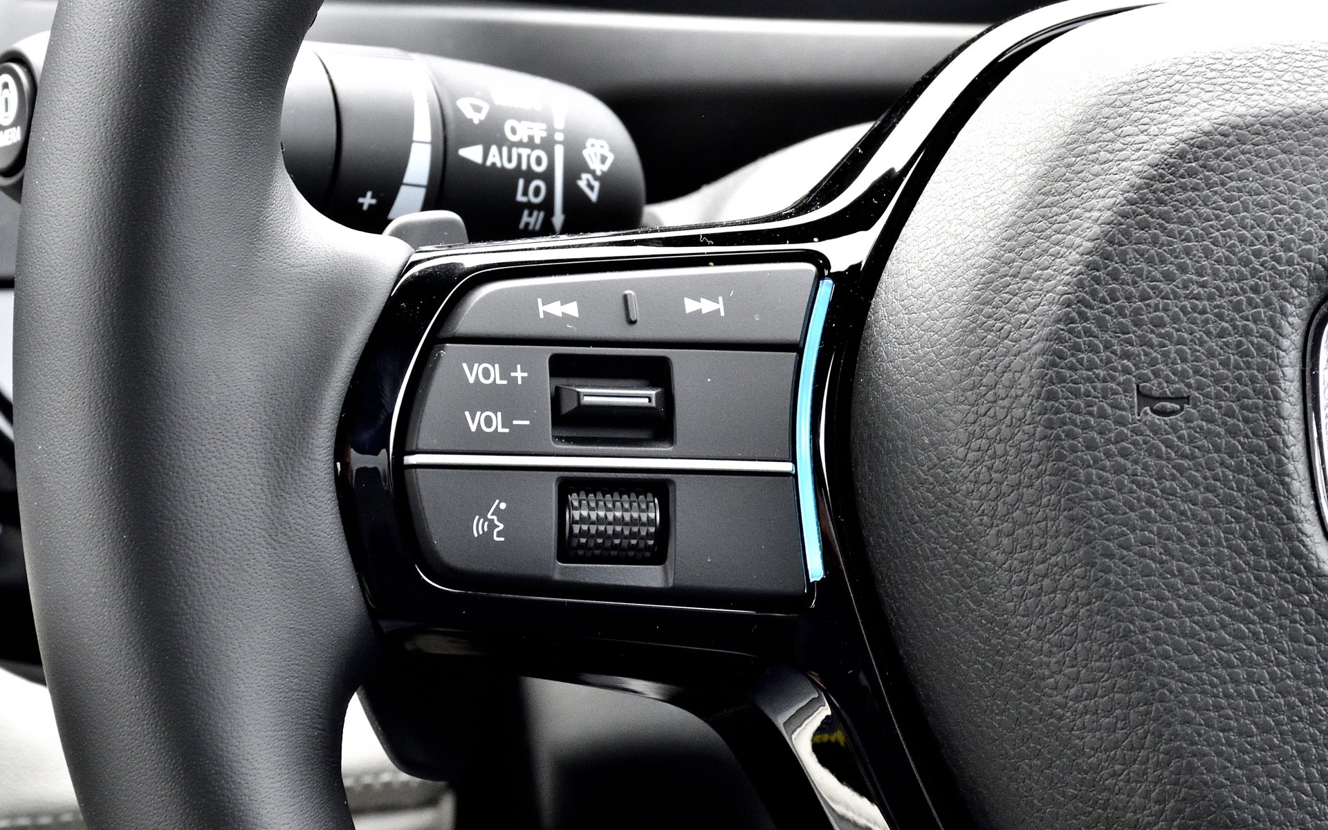 ステアリングの左右にあるLEDバーも、ハンズオフが起動すると青く光ります