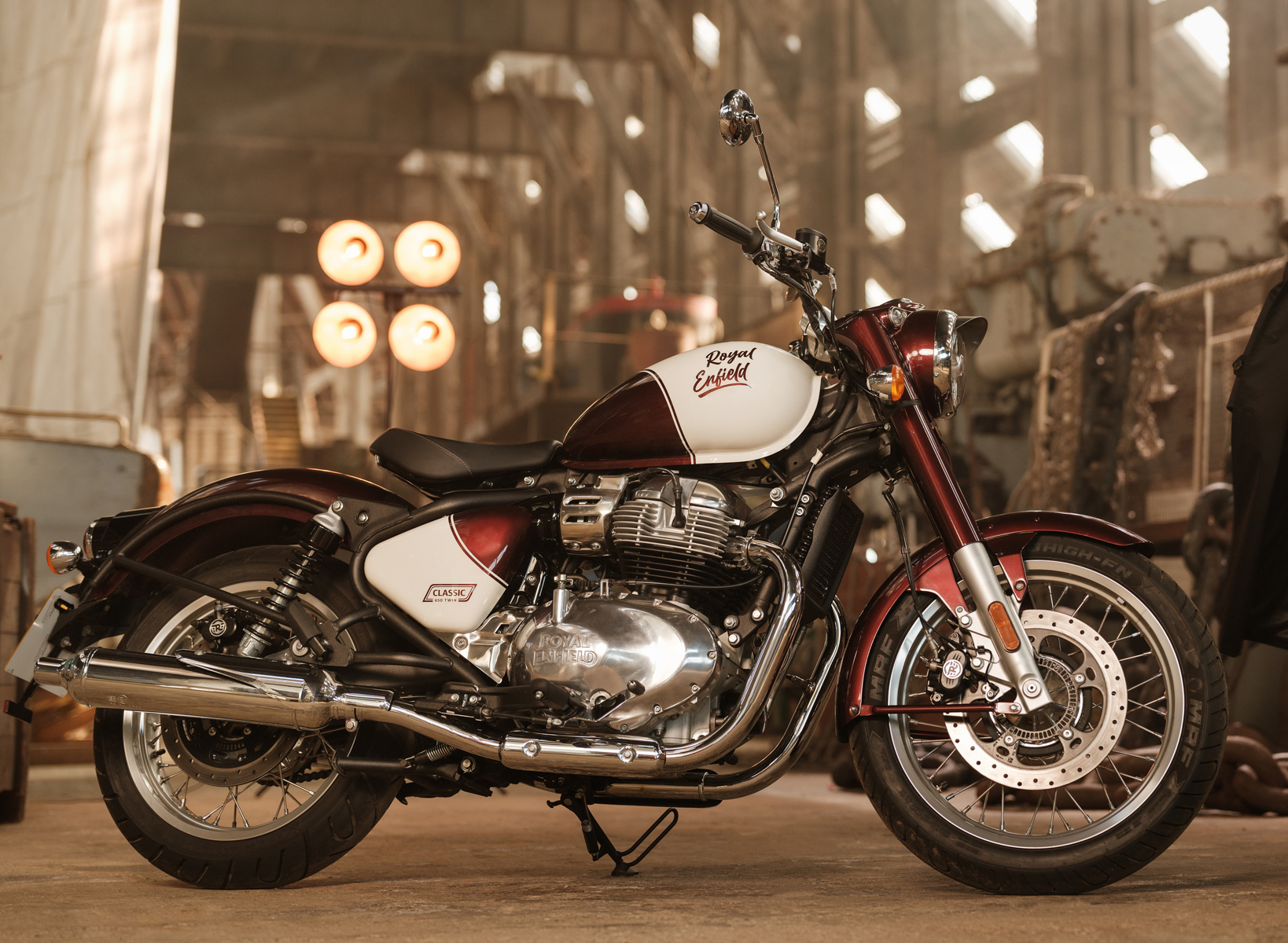 新型クラシック650 Base（ヴァラム・レッド）